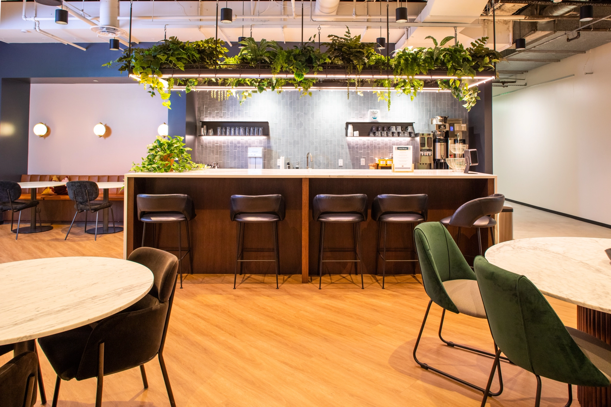 Un bureau moderne de San Diego comprenant une salle de réunion avec un bar et des chaises.