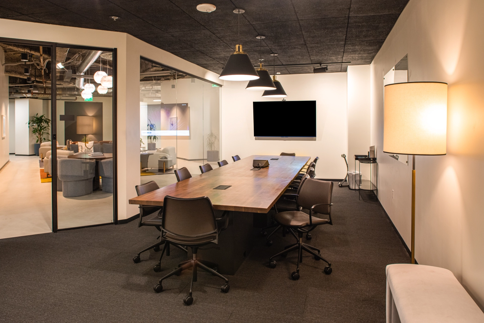 Un espace de travail de bureau à San Diego équipé d'une grande table de conférence et de chaises.