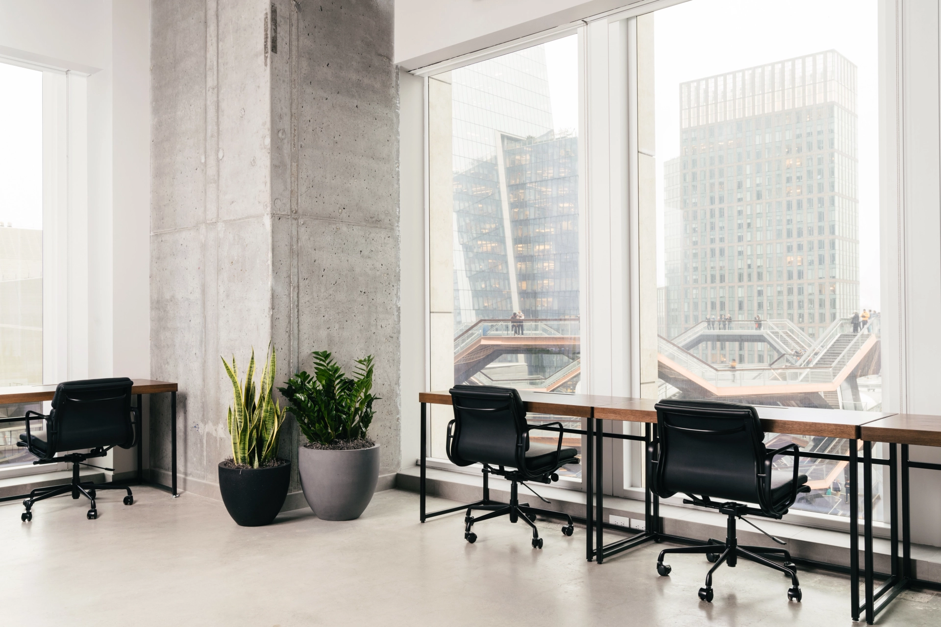 Un bureau à New York avec deux bureaux et une fenêtre donnant sur la ville.