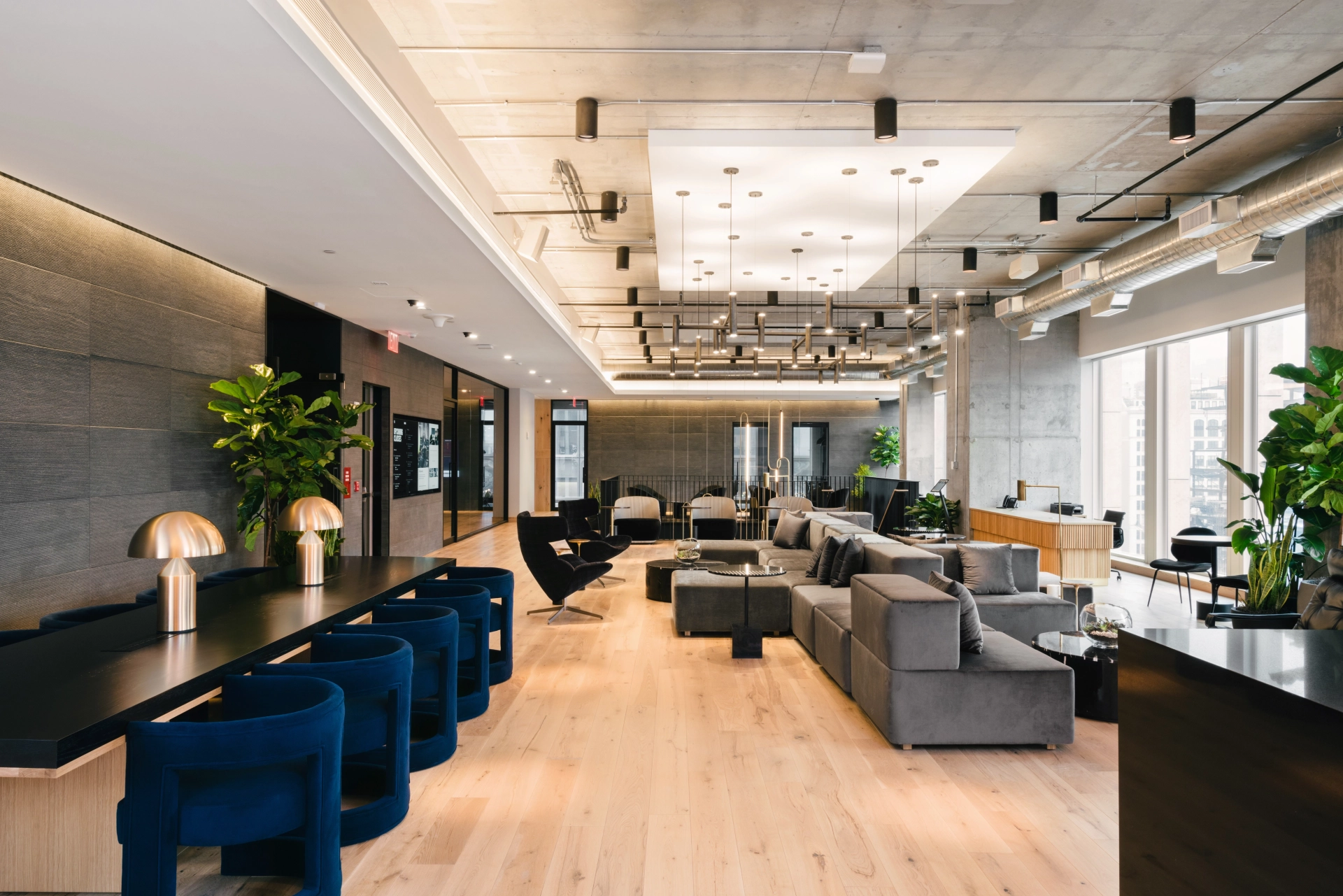 Un hall d'entrée d'immeuble de bureaux contemporain avec un espace de travail polyvalent et des salles de réunion élégantes.