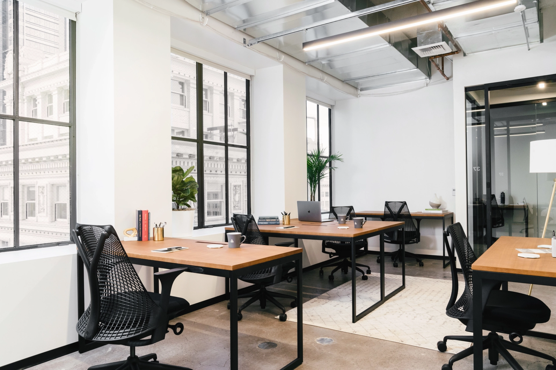 un bureau ouvert avec des bureaux et des chaises dans un espace de coworking.