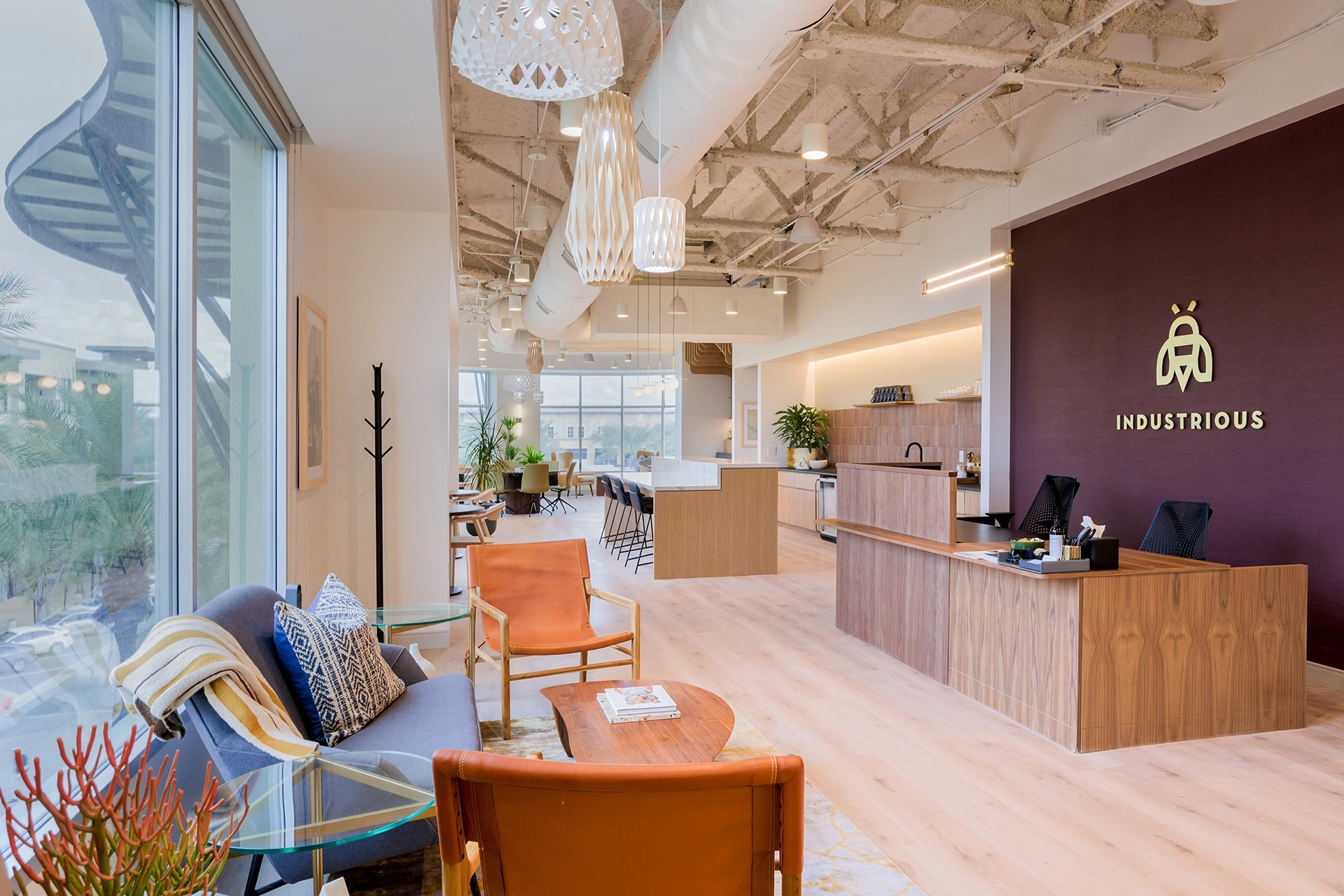 De ontvangstruimte van een modern kantoor in Scottsdale, voorzien van een stijlvolle vergaderruimte en ruime werkruimte.