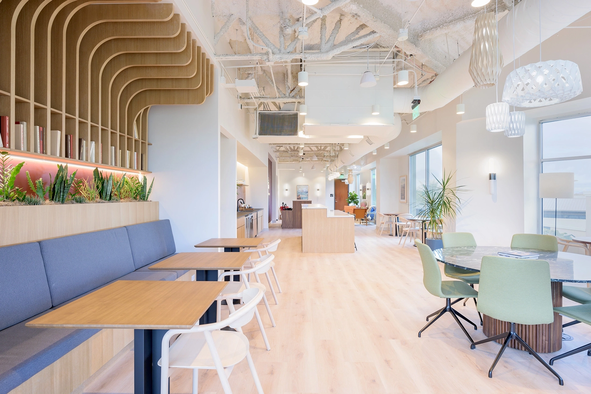 Un bureau moderne de Scottsdale avec des tables et des chaises en bois, parfait pour les salles de réunion ou les espaces de travail.