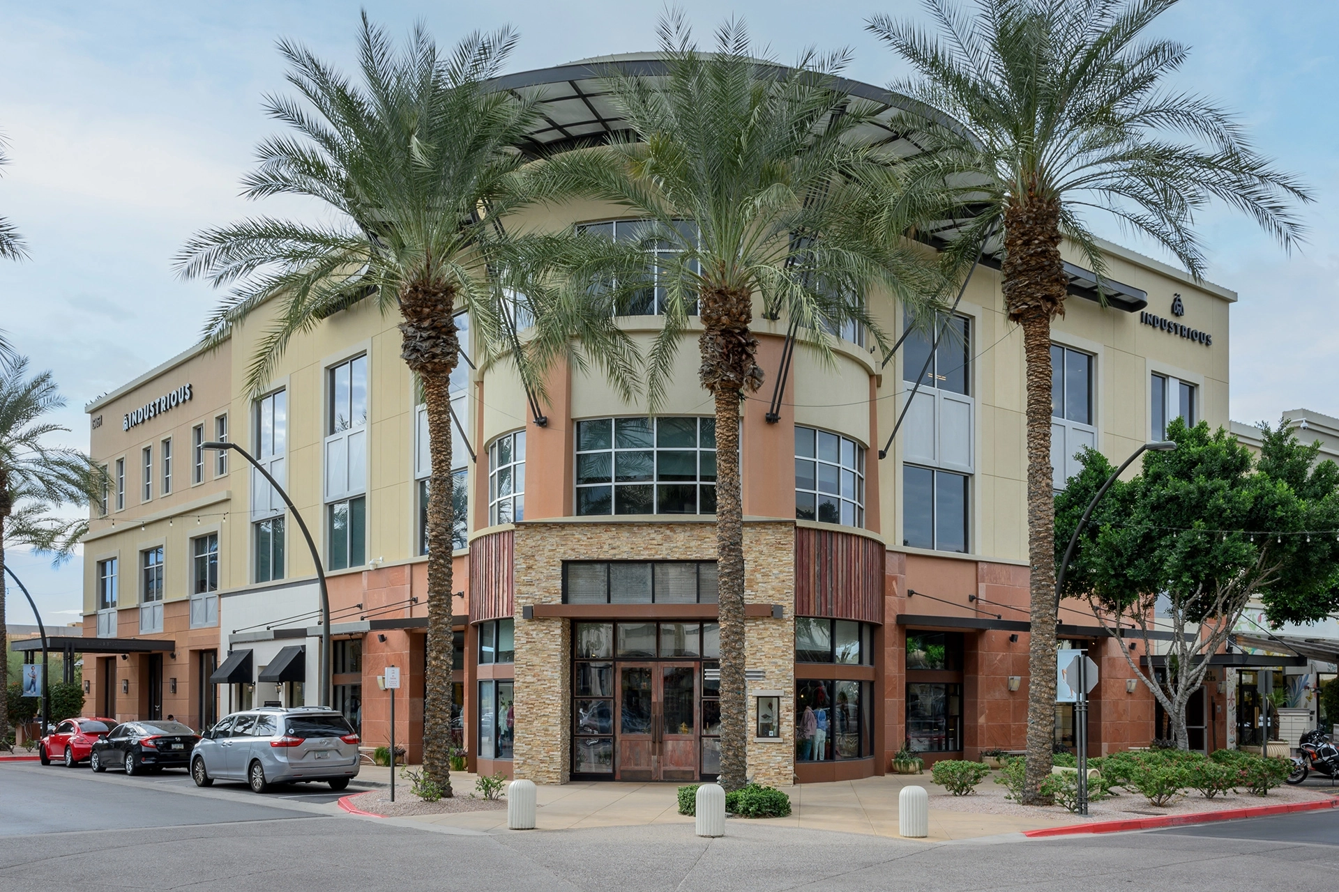 Een gebouw met palmbomen ervoor in Scottsdale.