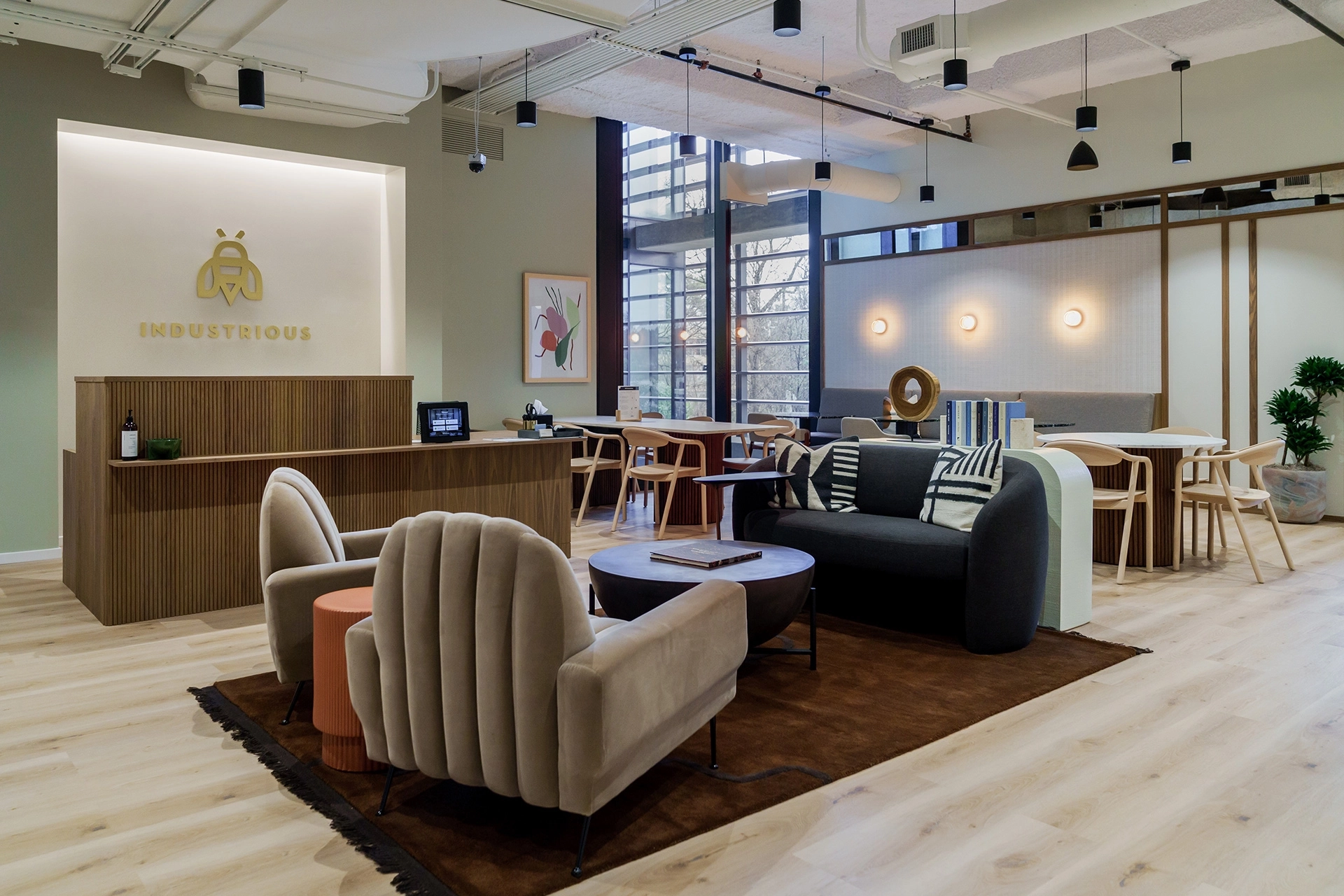 Een modern kantoor in Atlanta met hardhouten vloeren en houten stoelen.