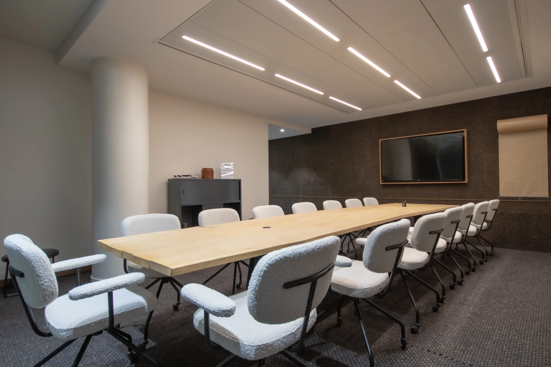 Un espace de travail à Paris comprenant une salle de conférence avec une longue table et des chaises.