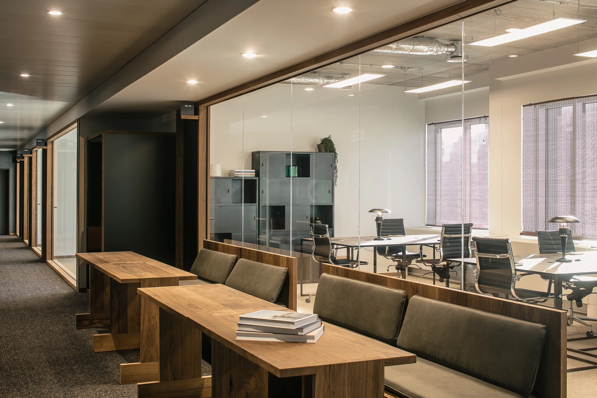 Une salle de réunion de bureau avec des murs en verre.