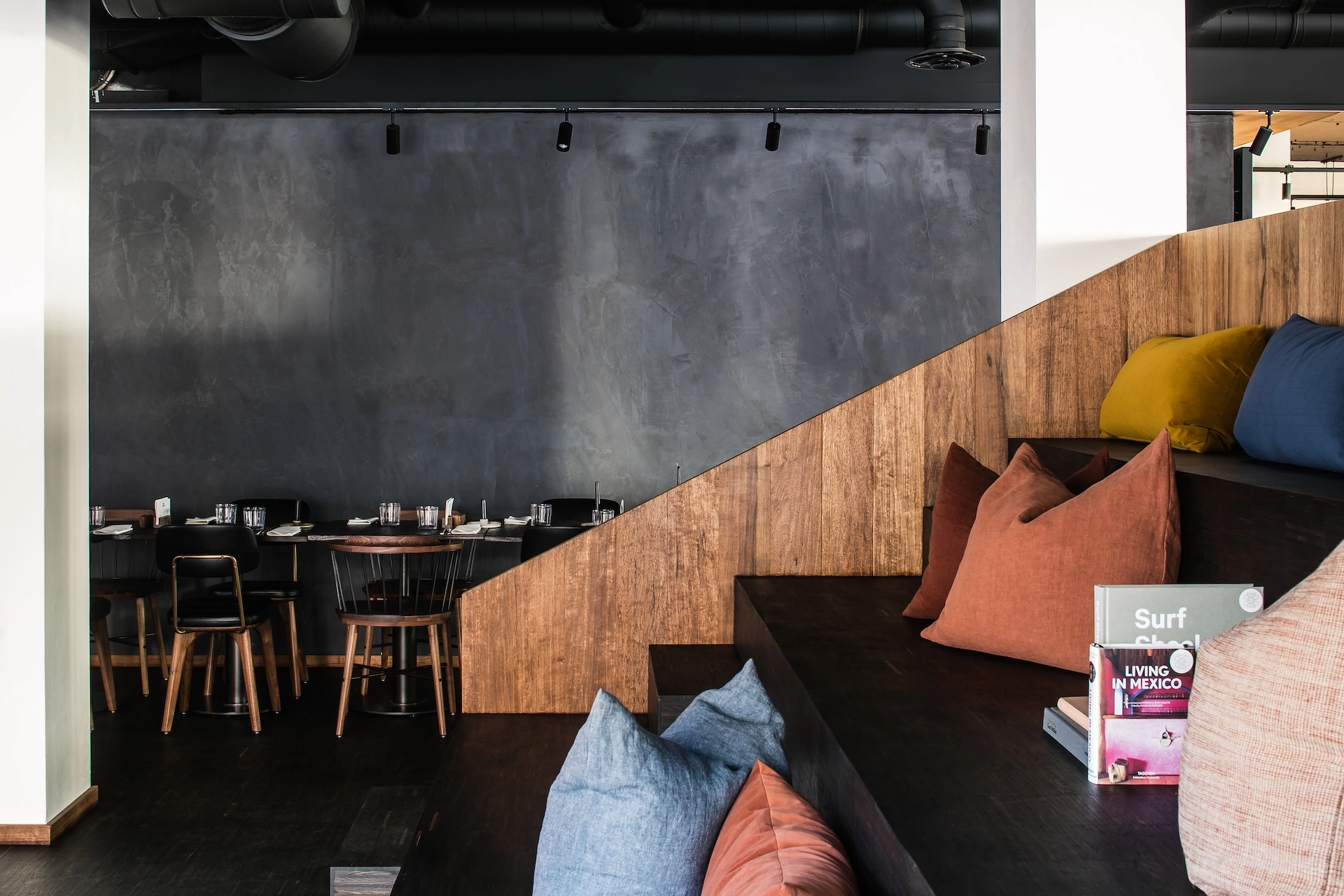 Un restaurant coloré à Eindhoven avec des planchers en bois et des oreillers douillets.