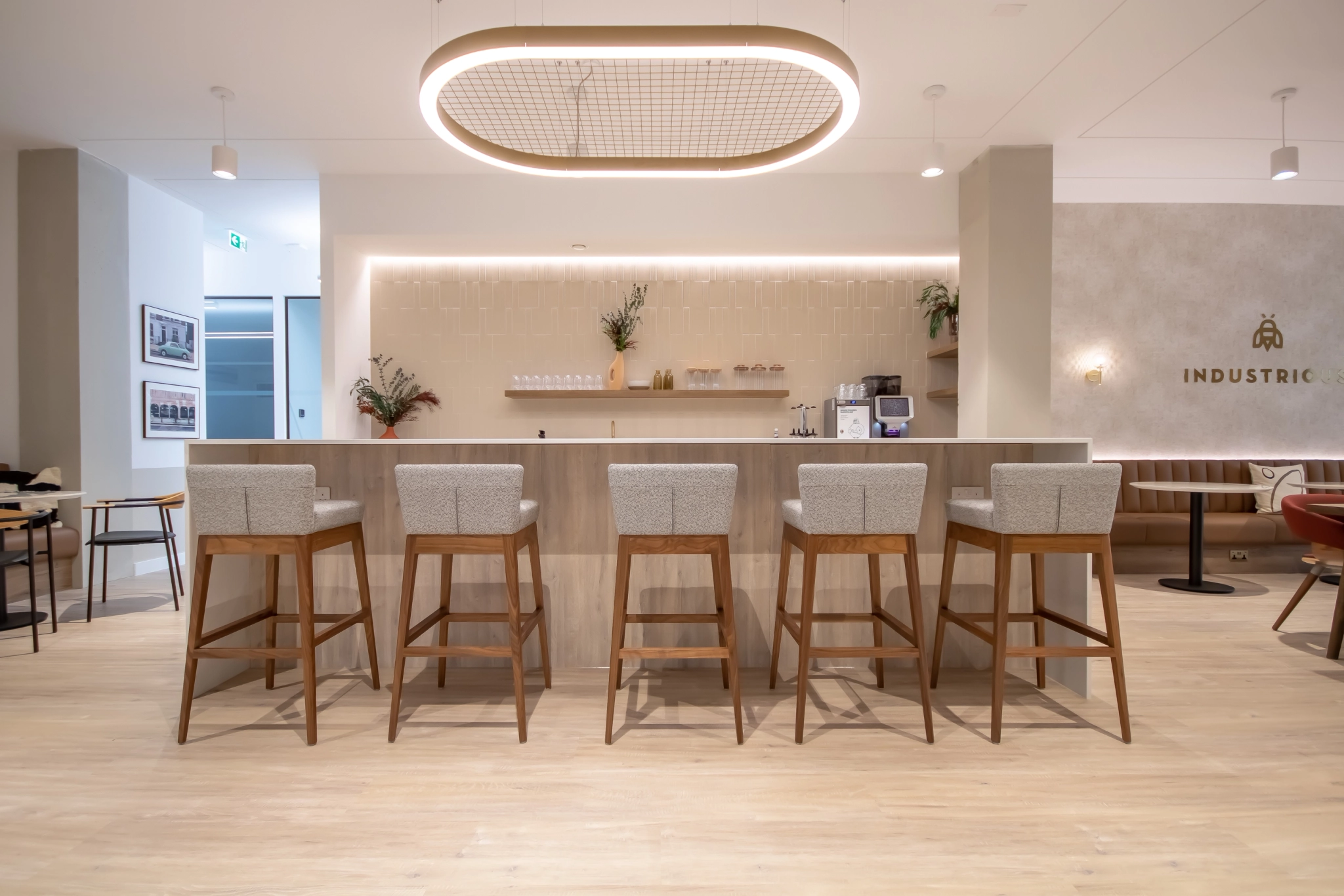 Ein großer, heller Besprechungsraum mit einem großen Bildschirm