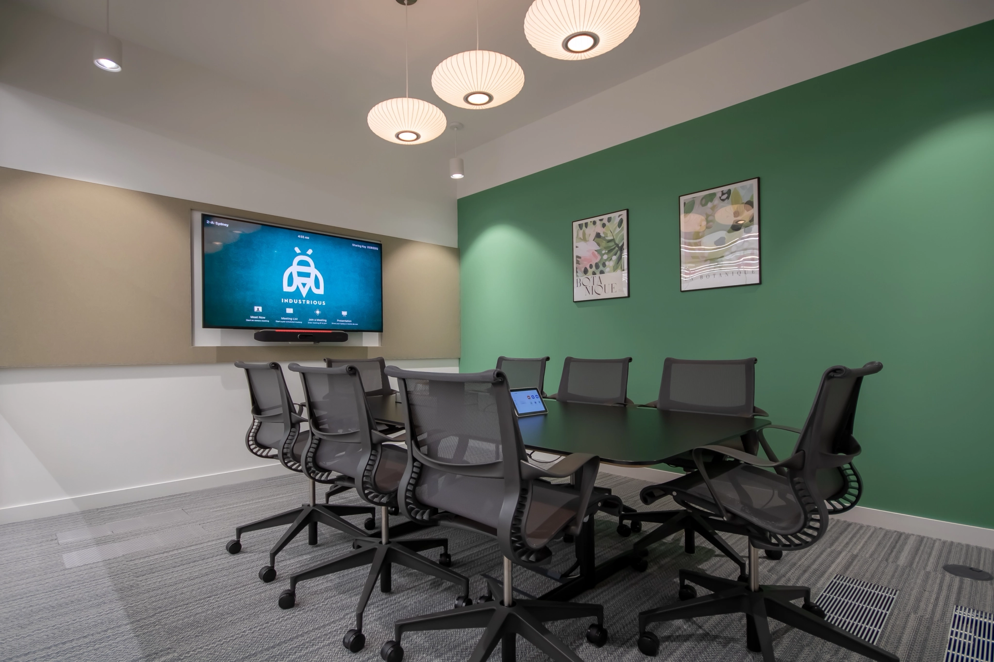 Ein großer, heller Besprechungsraum mit einem großen Bildschirm