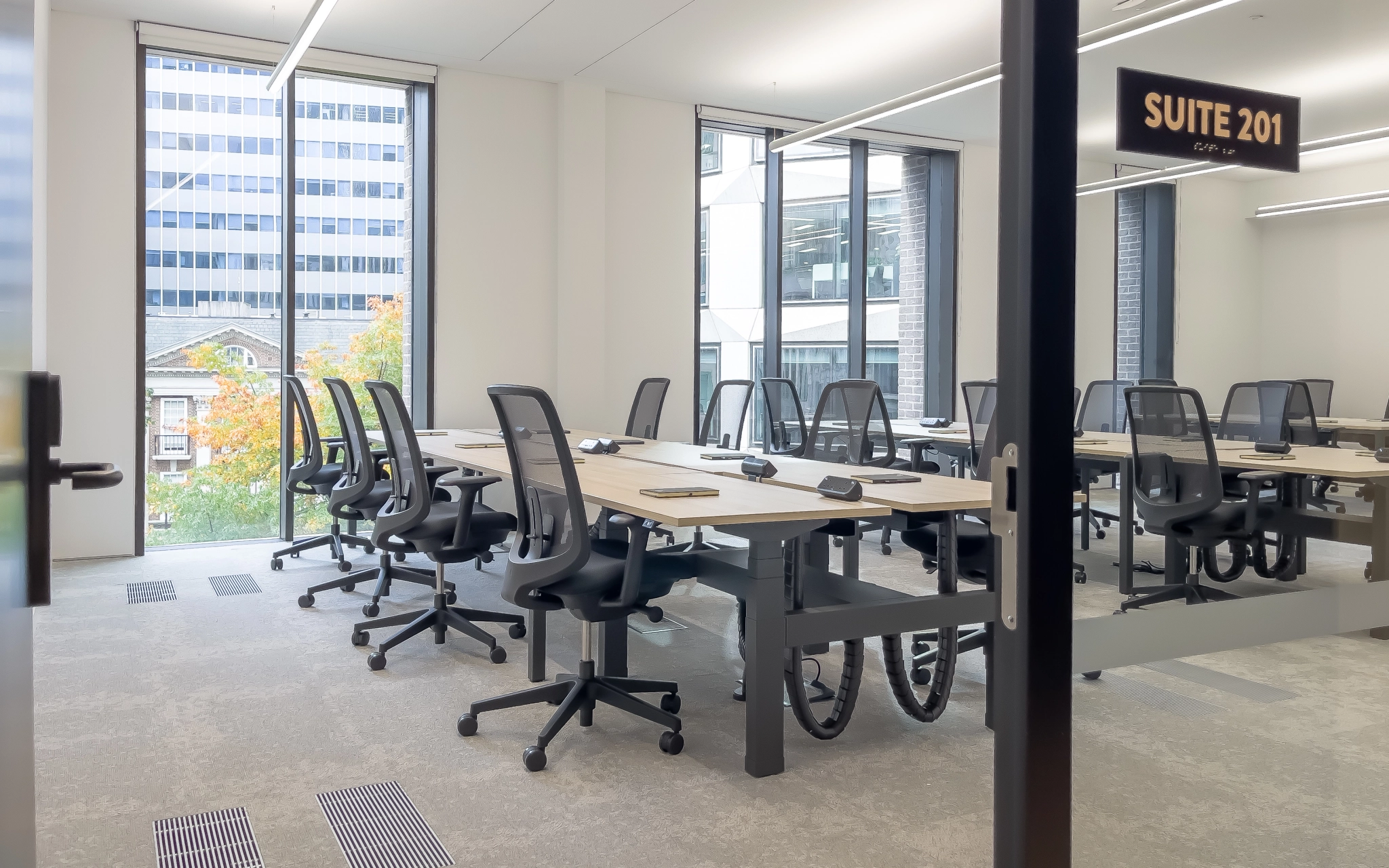 Ein großer, heller Besprechungsraum mit einem großen Bildschirm