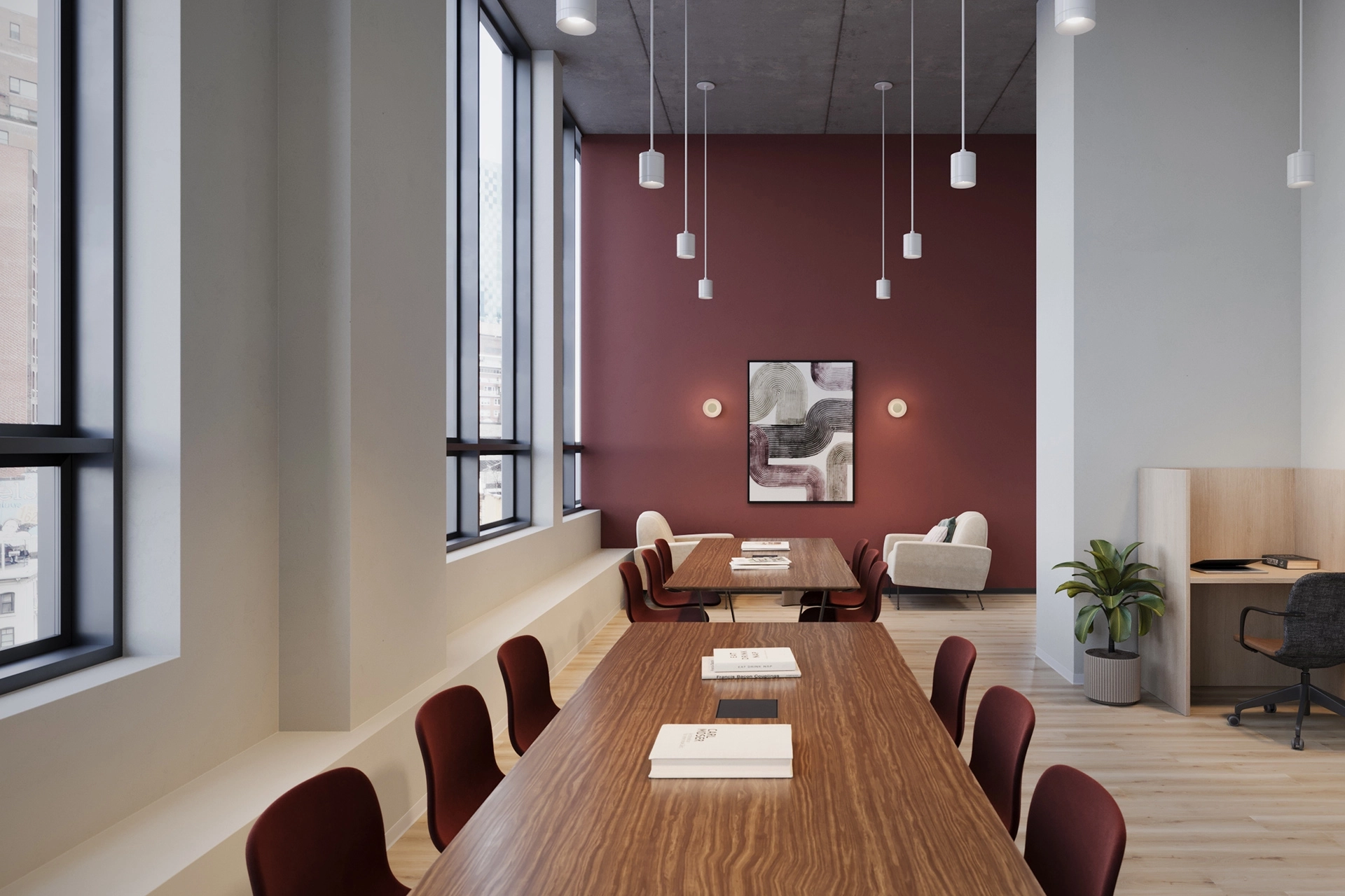 Moderne coworking-vergaderruimte met een lange houten tafel, een hanglamp en een bordeauxrode accentmuur met kunstwerken.