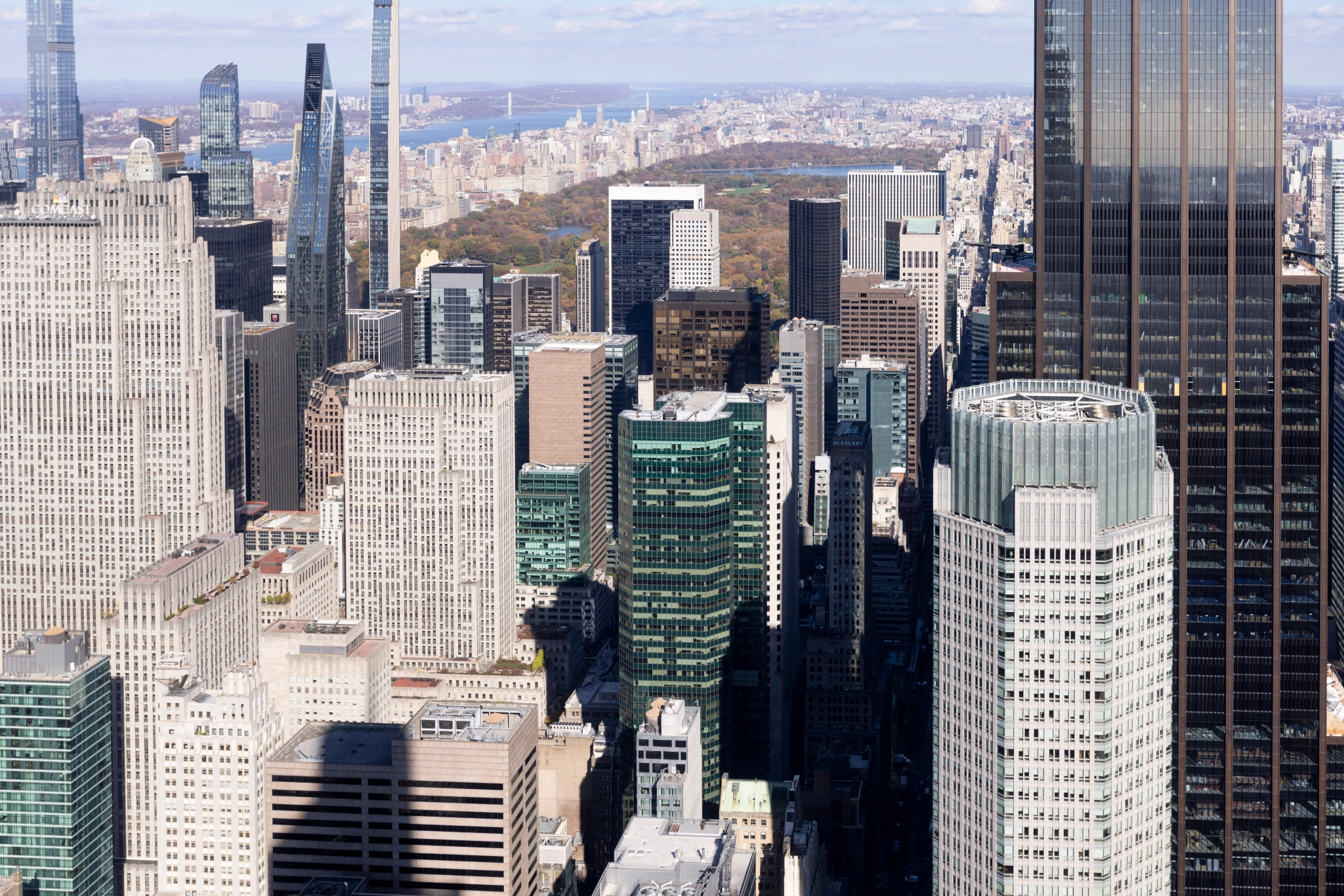 Luftaufnahme der Wolkenkratzer im Zentrum von Manhattan, New York, mit Central Park und entfernten Gebäuden, die den dynamischen Arbeitsraum und die Bürokultur der Stadt unterstreichen.
