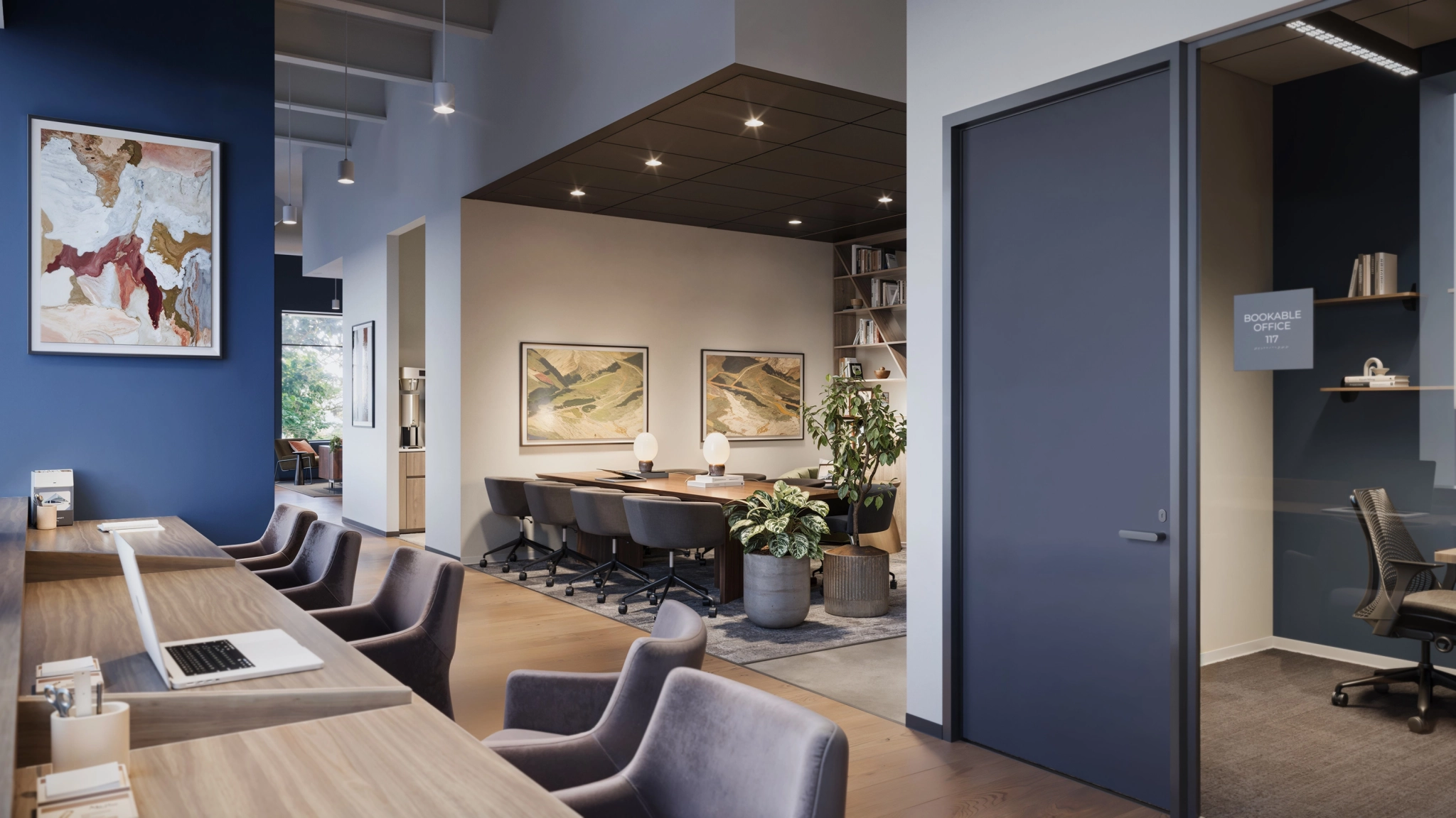 Moderner Coworking Space mit einer blauen Akzentwand, einer offenen Sitzecke, einem langen Konferenztisch und einem reservierbaren privaten Arbeitsbereich, der durch eine offene Tür einsehbar ist. Zeitgenössische Kunstwerke schmücken die Wände.