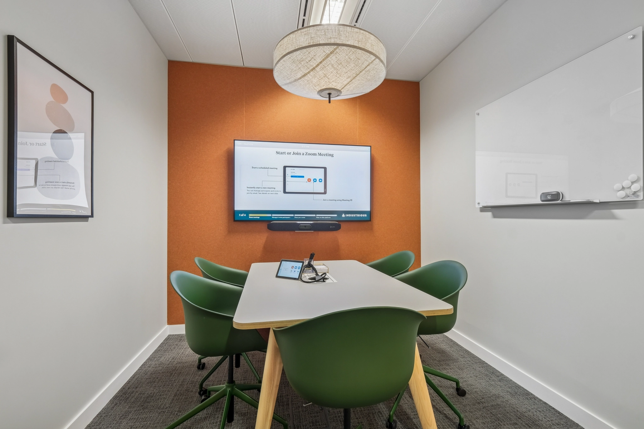 Ein großer, heller Besprechungsraum mit einem großen Bildschirm