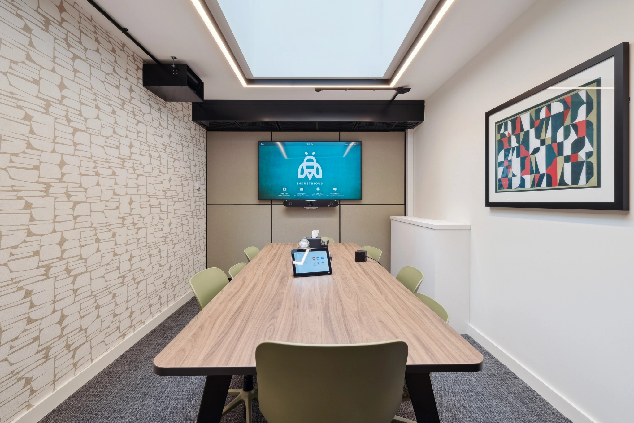 une grande salle de réunion lumineuse avec un grand écran