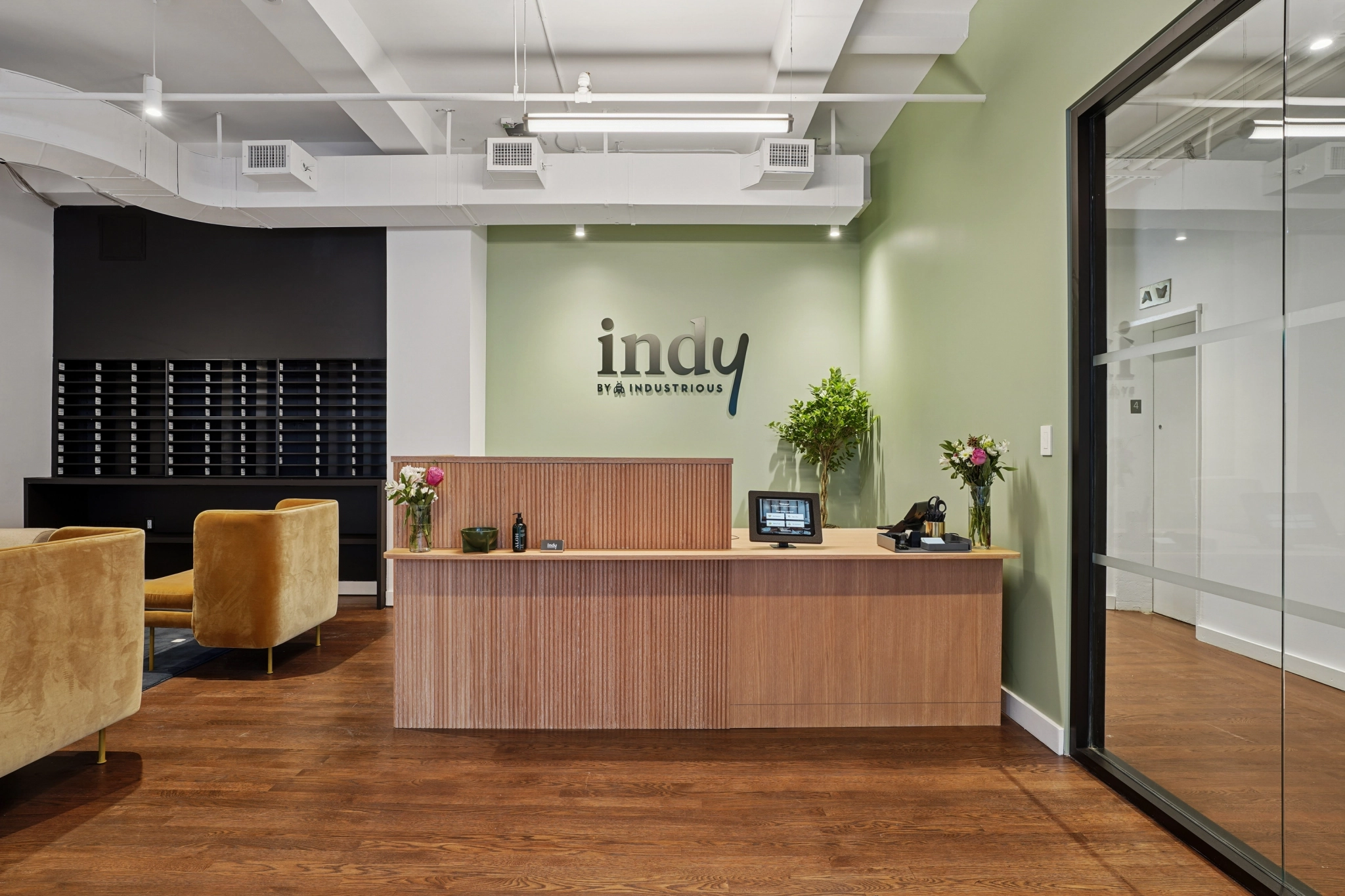 Ein großer, heller Besprechungsraum mit einem großen Bildschirm