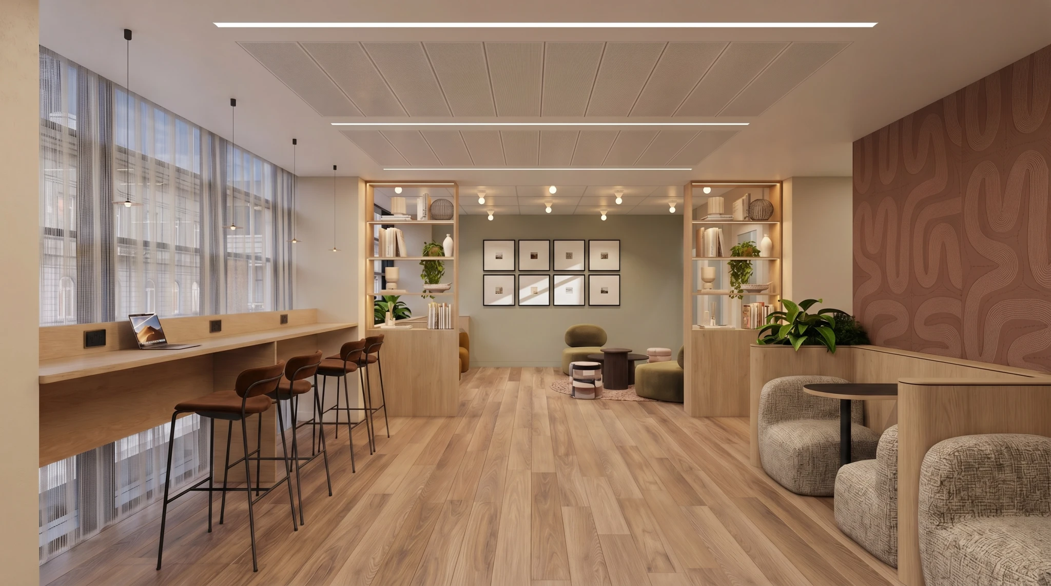 Een moderne lounge met parketvloer, barkrukken bij grote raampartijen, individuele tafels met stoelen – ideaal voor een ontspannen werkplek –, open boekenplanken, planten en ingelijste kunstwerken aan de muren. Een ideale, eigentijdse omgeving voor een kantoor in het hart van Londen.