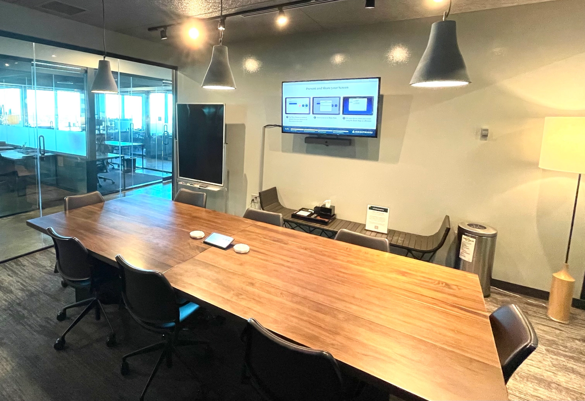 Une salle de réunion de bureau à Minneapolis avec une grande table et des chaises.