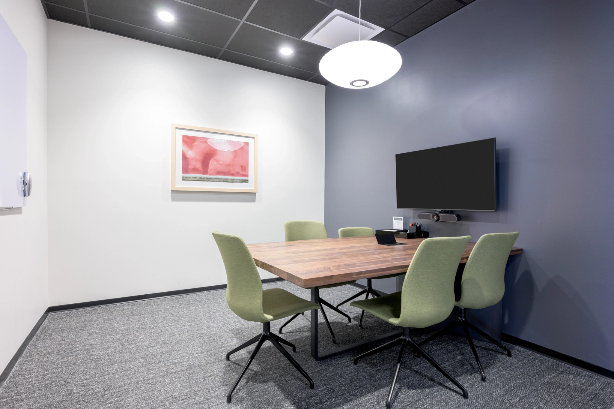 Un bureau salle de réunion à Scottsdale, équipé d'une table et de chaises.