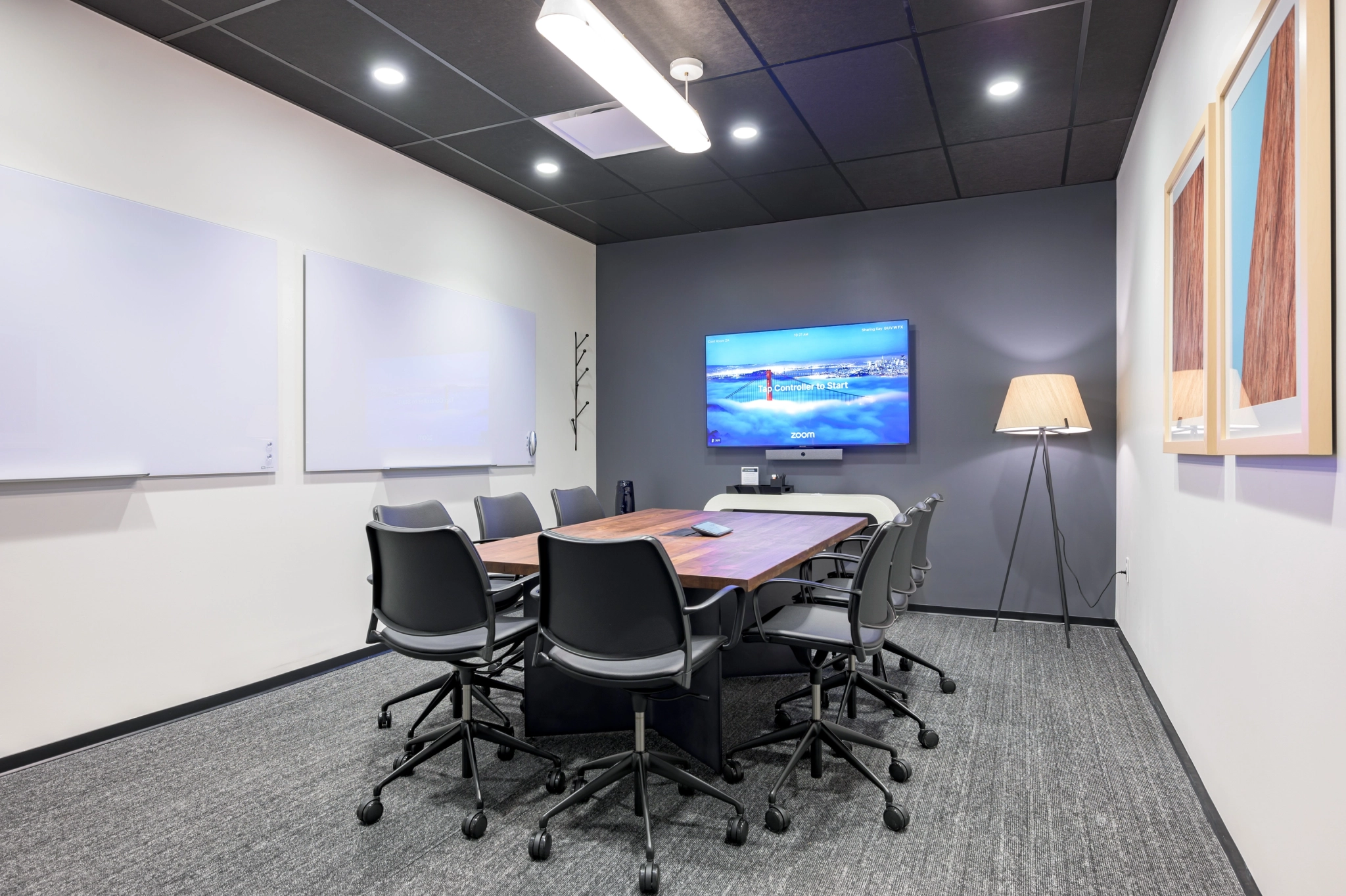 Une salle de conférence Scottsdale avec chaises et télévision, idéale pour le coworking.