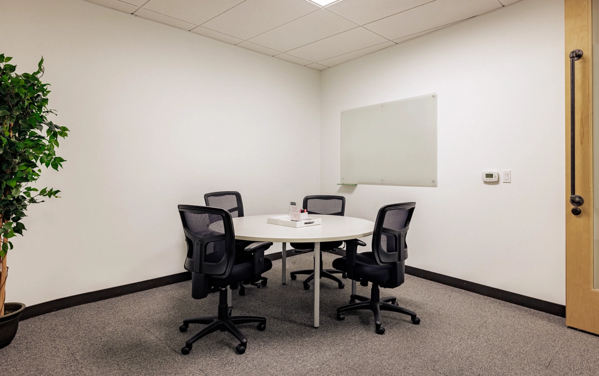 Une salle de conférence à San Francisco avec une table et des chaises, créant un espace de travail productif.