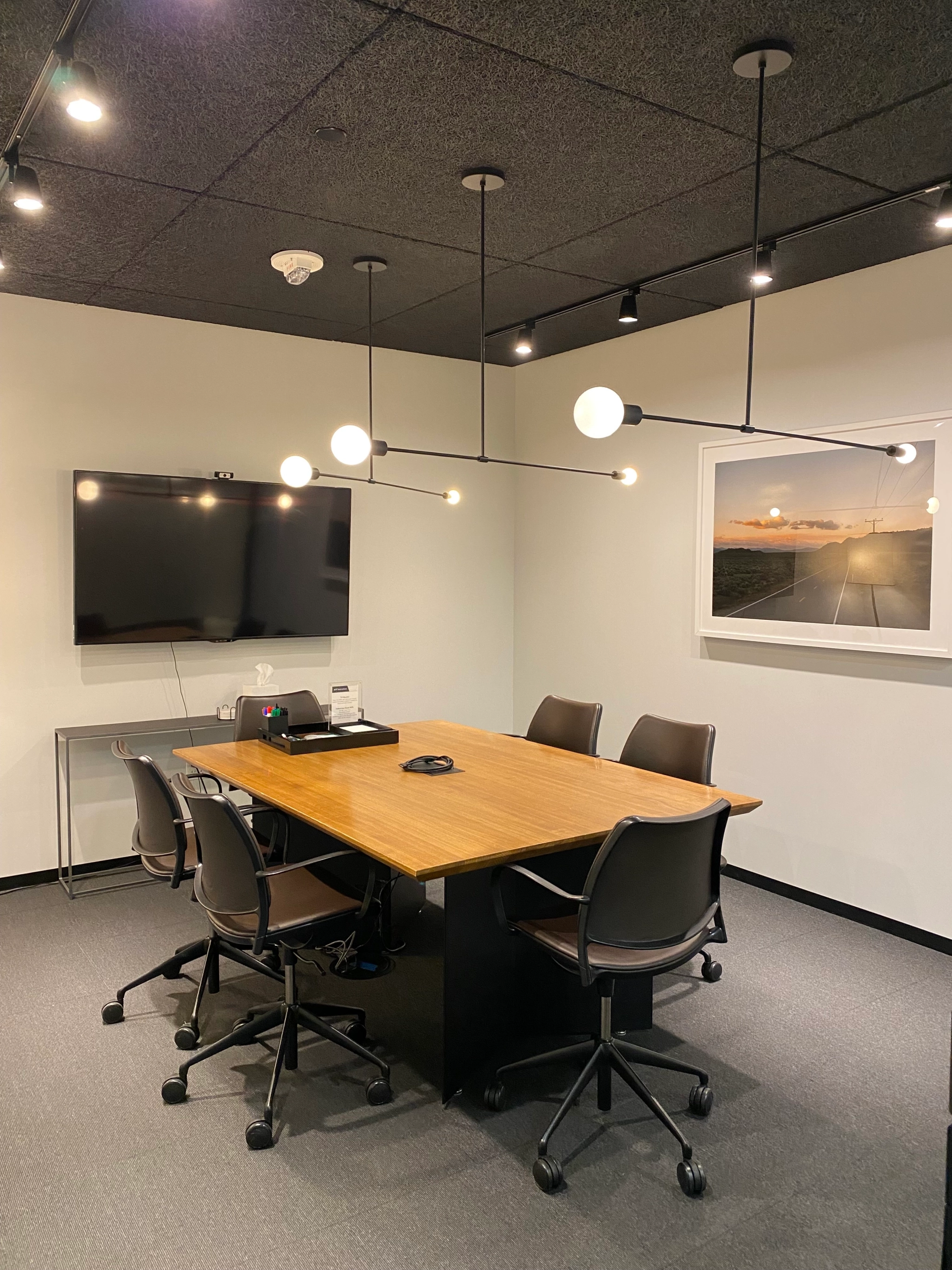 Un bureau salle de conférence à Boston, équipé d'une table et de chaises pour espace de travail.