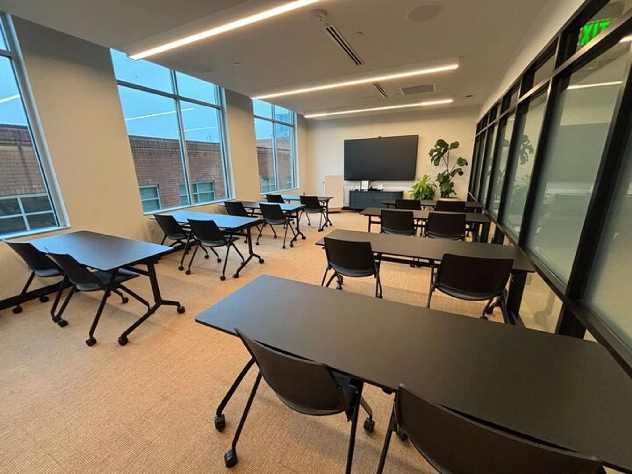 Une grande salle de conférence avec tables et chaises, parfaite pour coworking à Seattle.