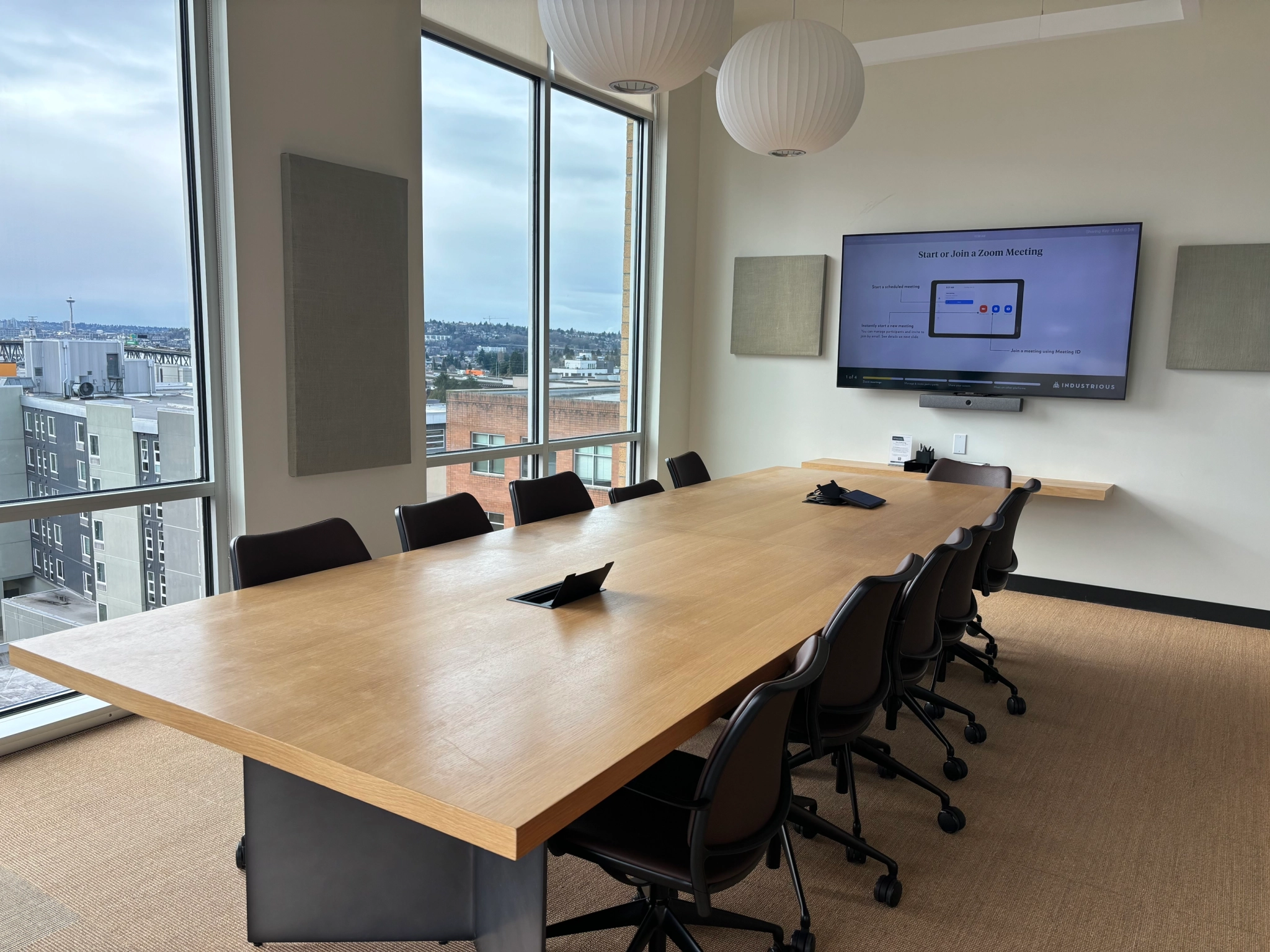 Une salle de réunion dans un bureau de Seattle avec une grande table et des chaises.