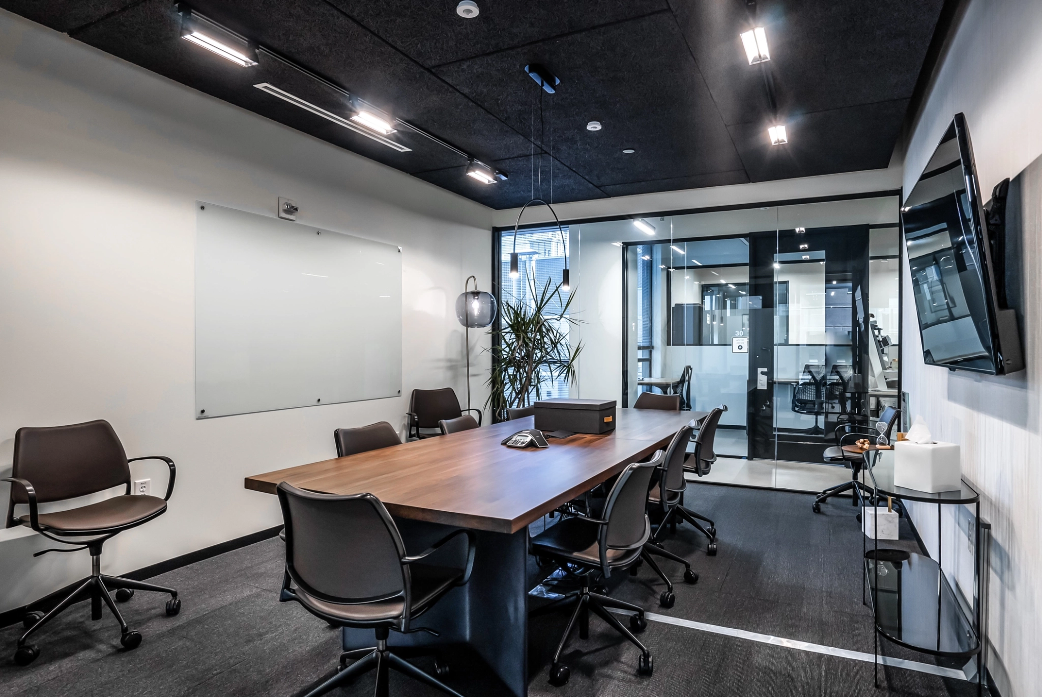 Une salle de réunion spacieuse avec une grande table et des chaises.