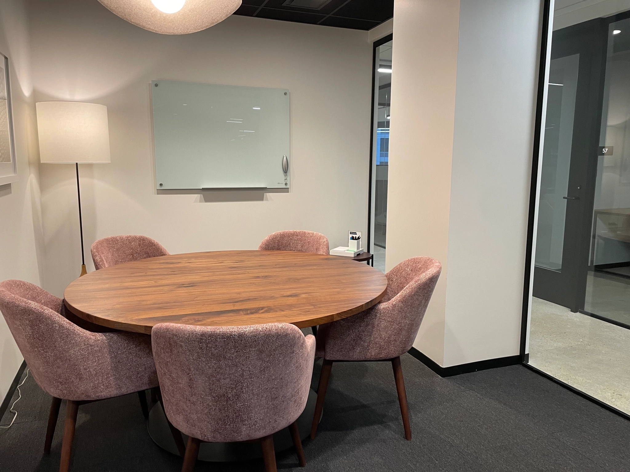 Un bureau salle de conférence avec une table ronde et des chaises.