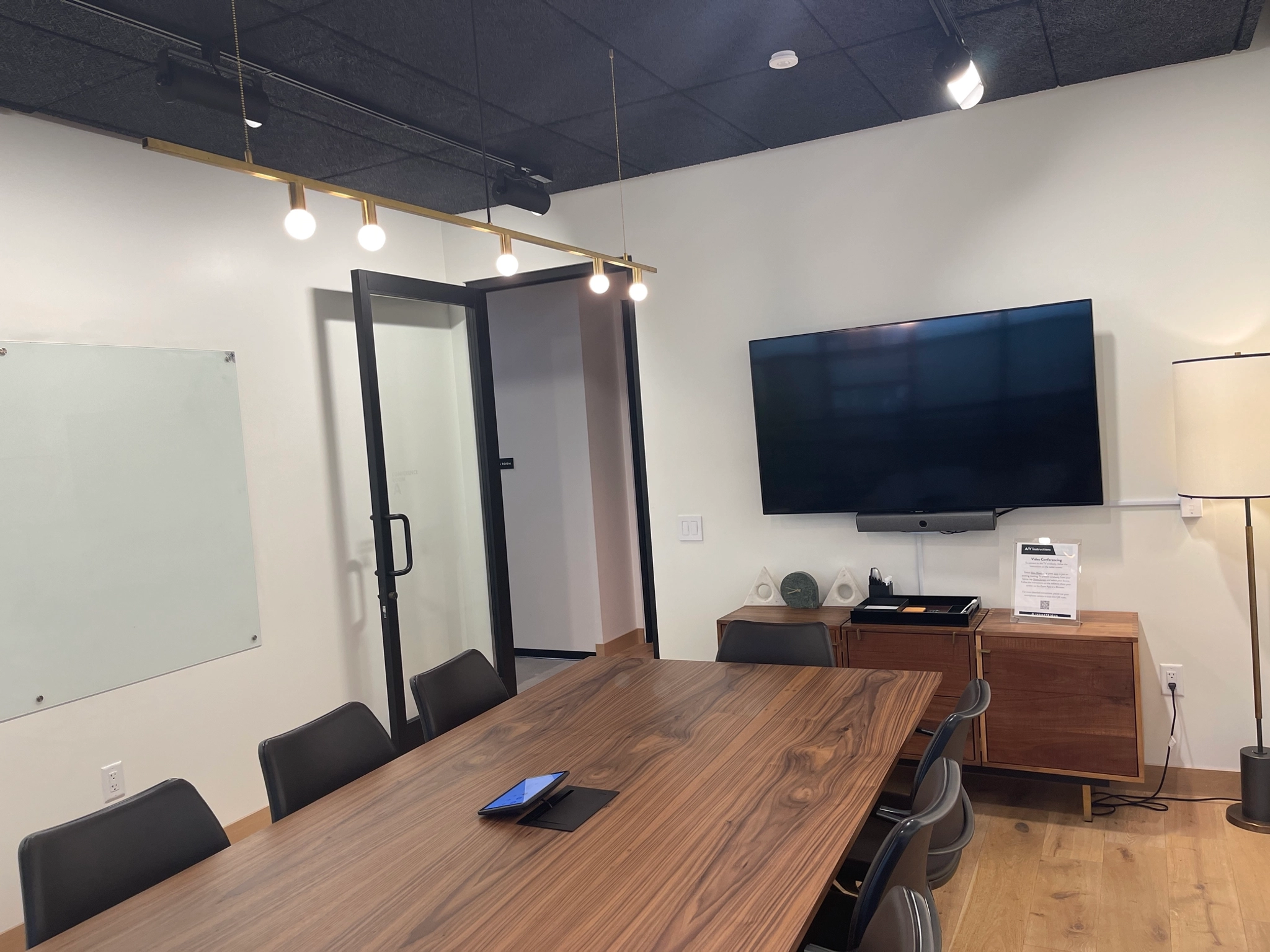 Une salle de conférence à Los Angeles, faisant office d'espace de travail et de réunion équipée d'une table, de chaises et d'une télévision.