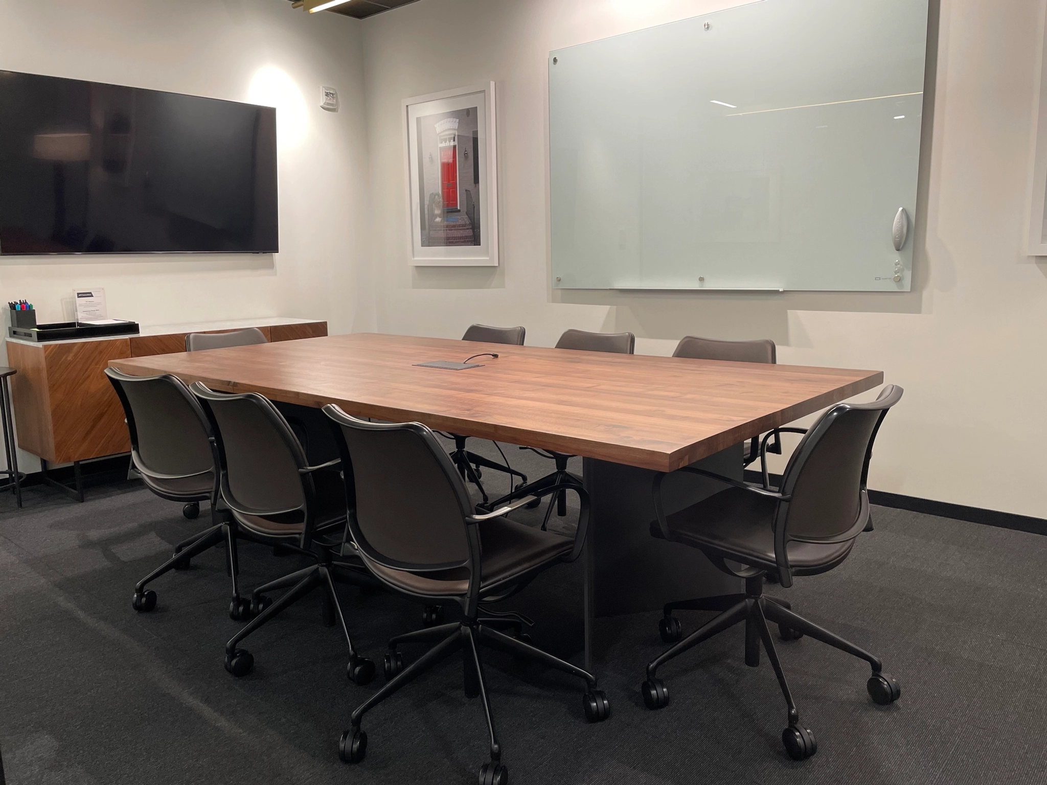 Une salle de conférence spacieuse dotée d'une grande table et de chaises, idéale pour le coworking, les réunions ou comme espace de travail productif.