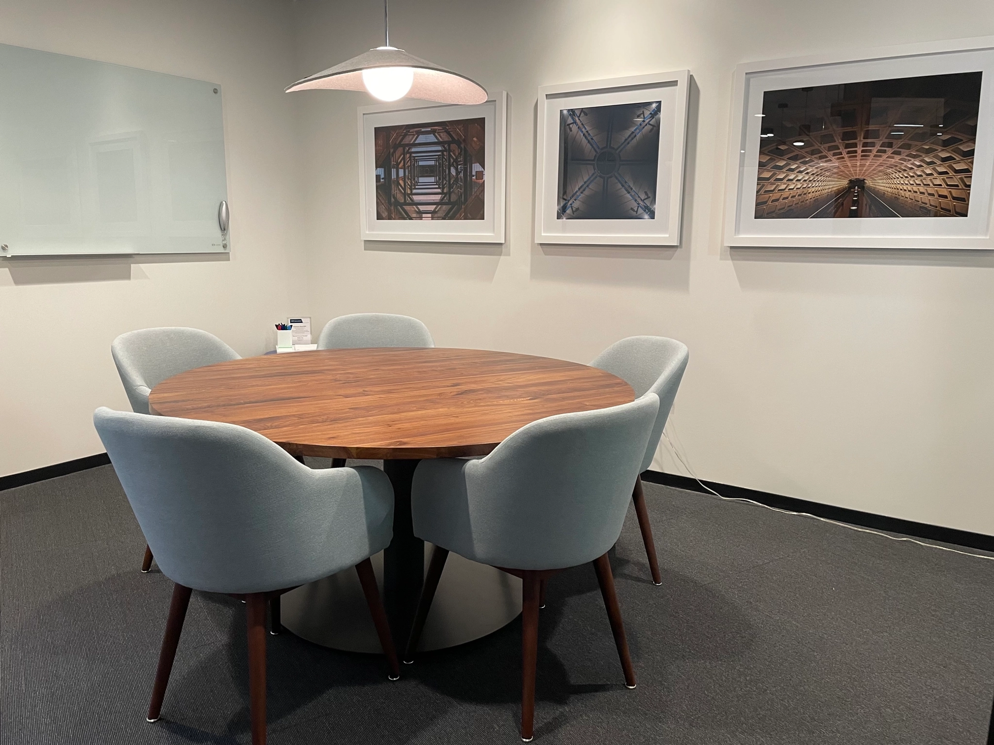 Une salle de conférence dans le bureau de Washington, équipée d'une table ronde et de chaises pour le coworking.