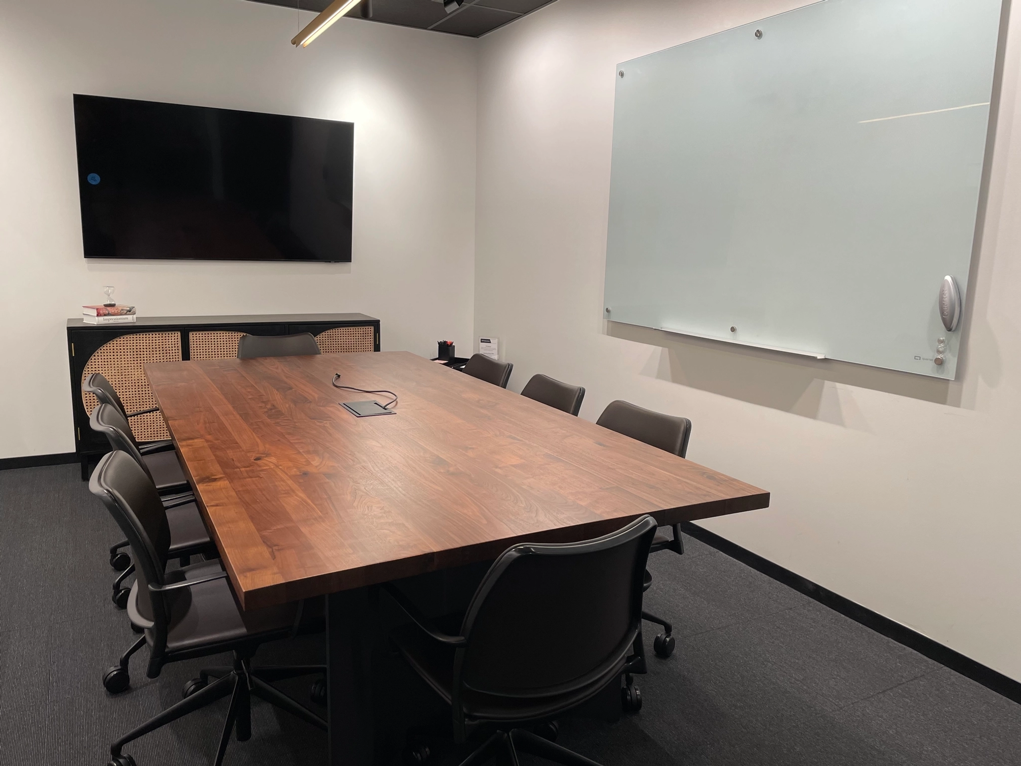 Een vergaderruimte in Washington met een houten tafel en stoelen.