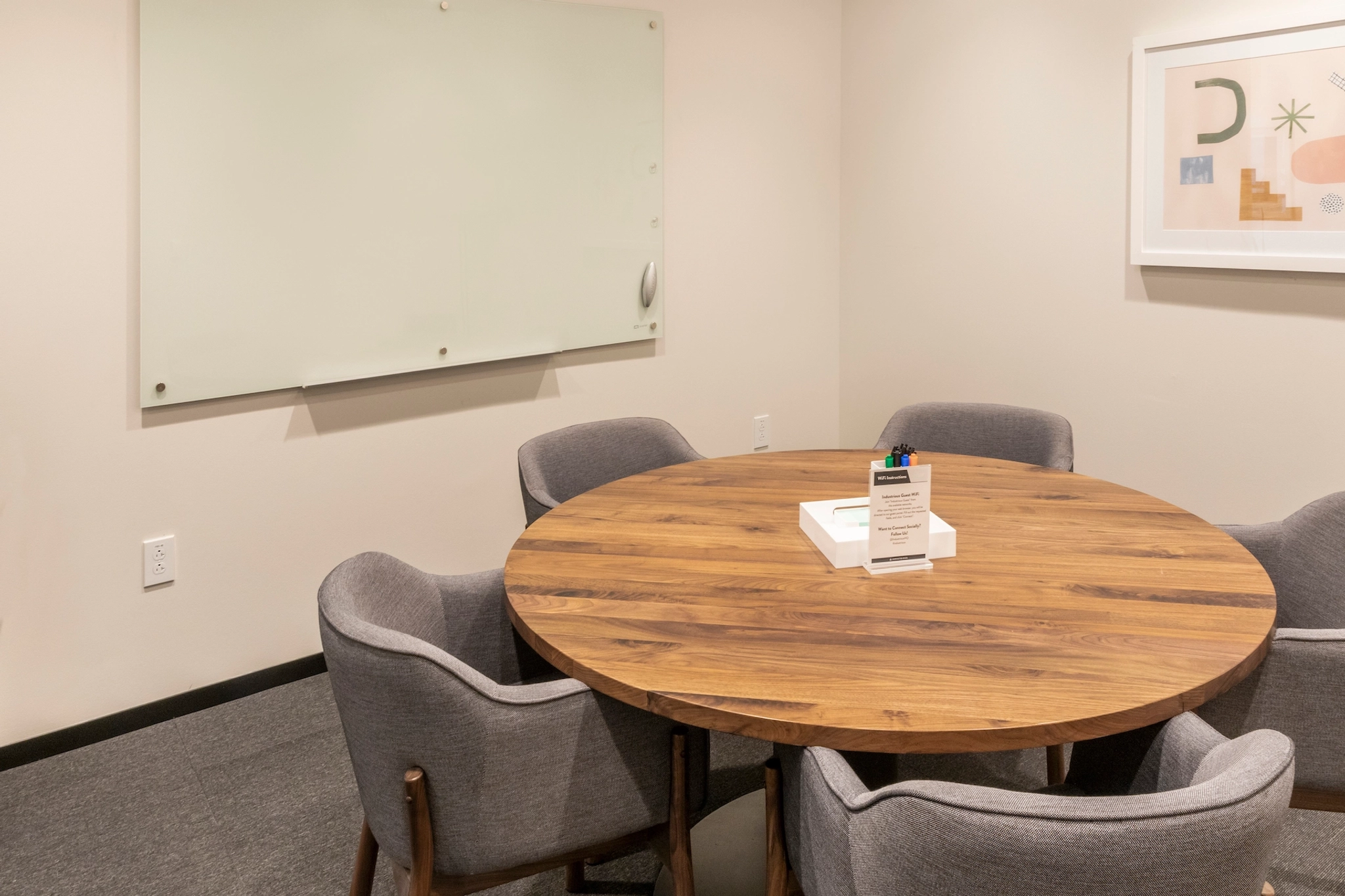 Een kantoorvergaderruimte in Chapel Hill met een ronde tafel en stoelen.