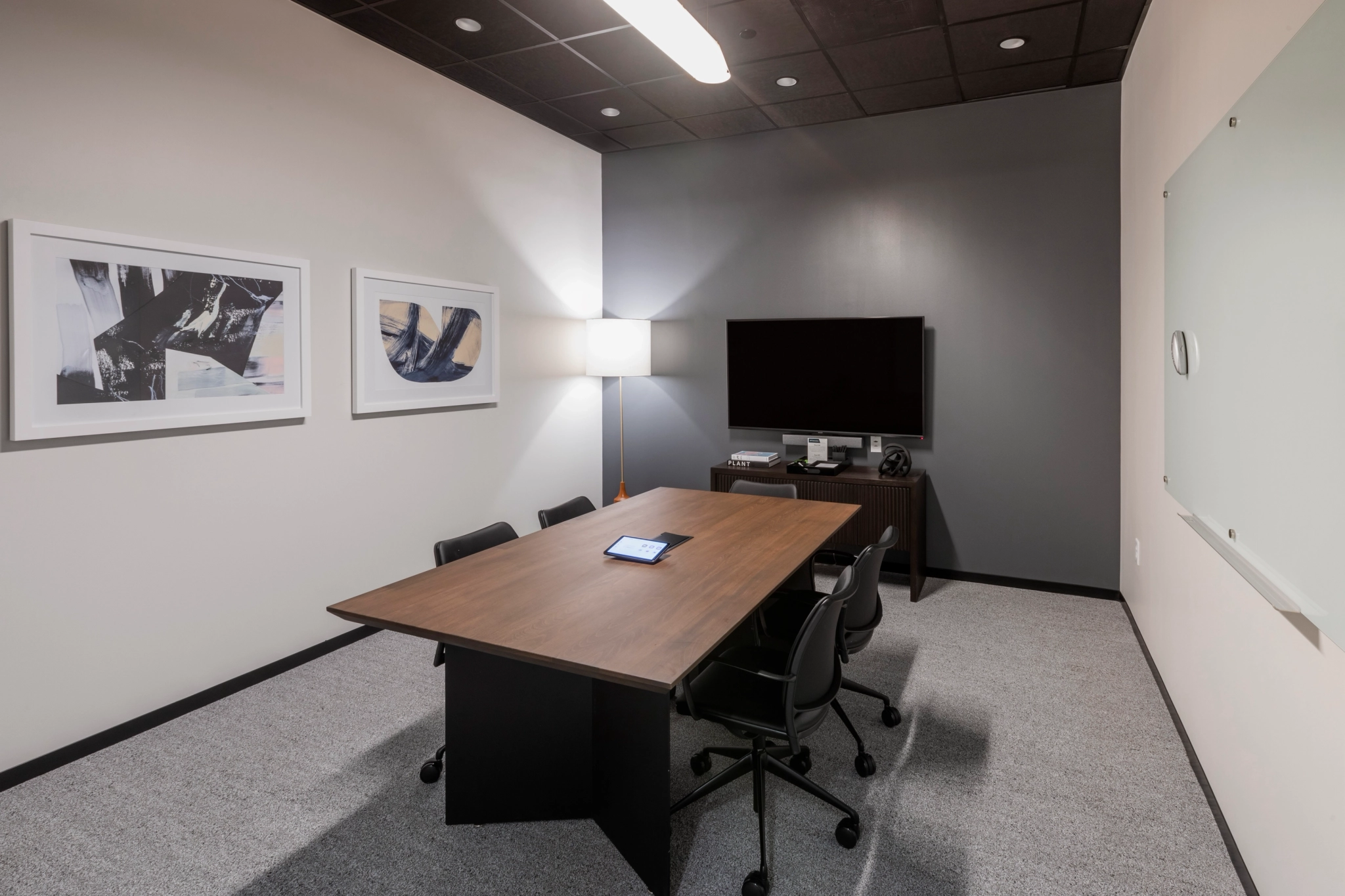 Une salle de réunion dans le bureau de Washington avec une table et des chaises.