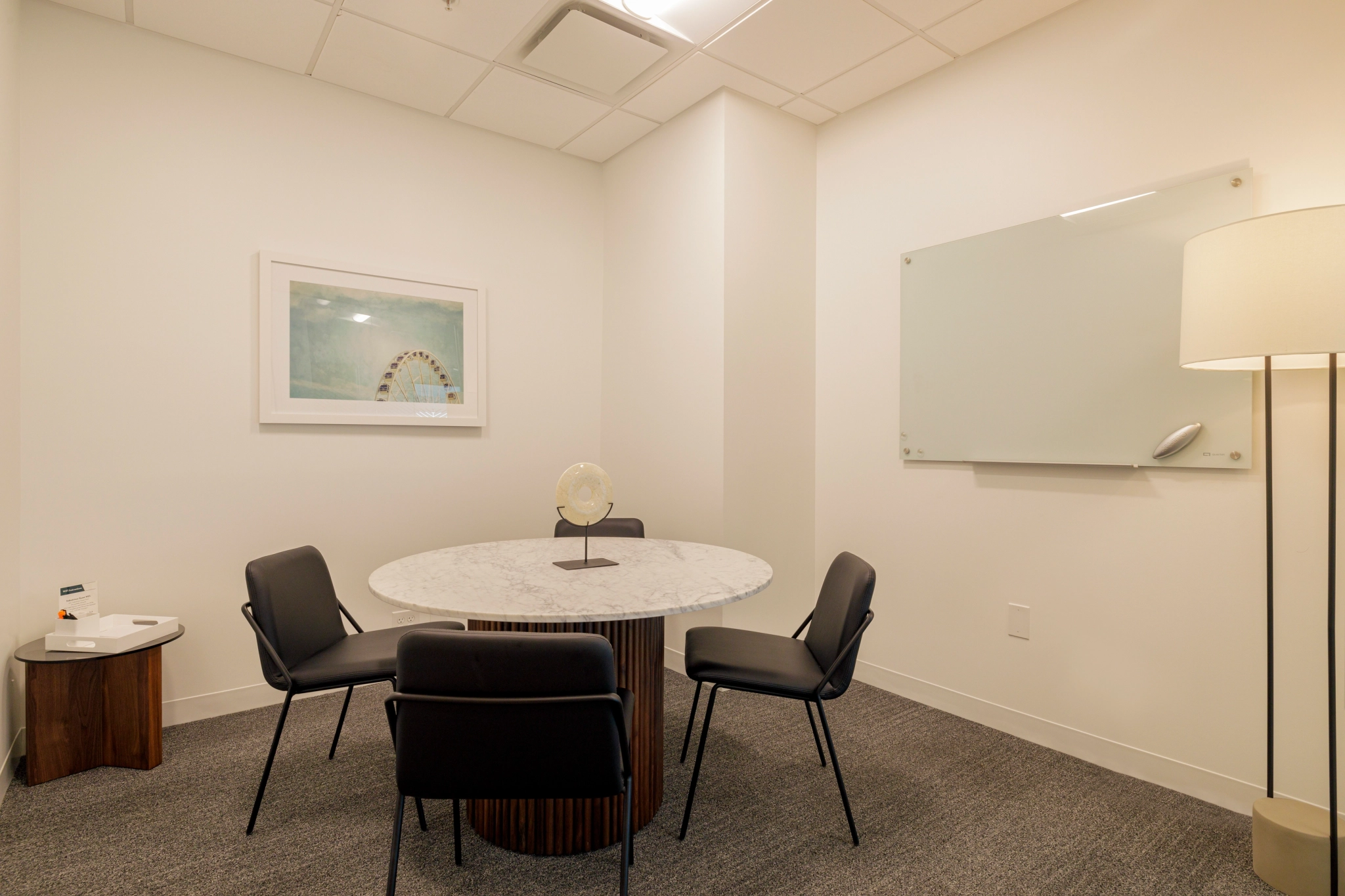 Une salle de conférence d'un bureau d'Atlanta avec une table ronde et des chaises, servant d'espace de travail.