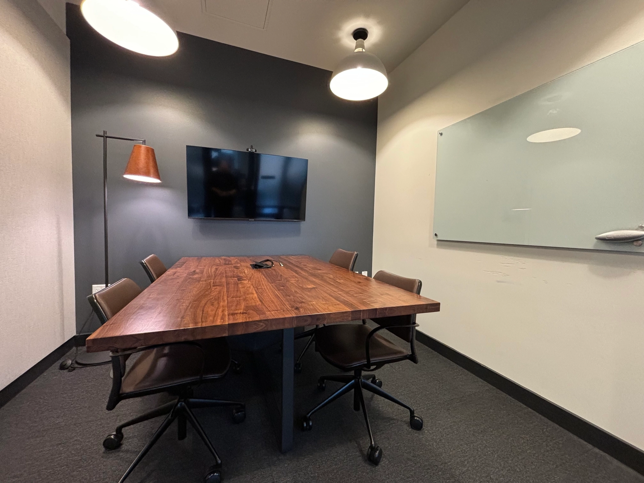 Une salle de conférence d'un bureau de Seattle avec une table et des chaises en bois.