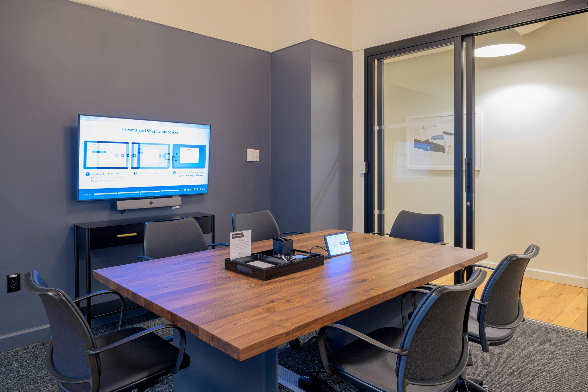 Ein großer, heller Besprechungsraum mit einem großen Bildschirm