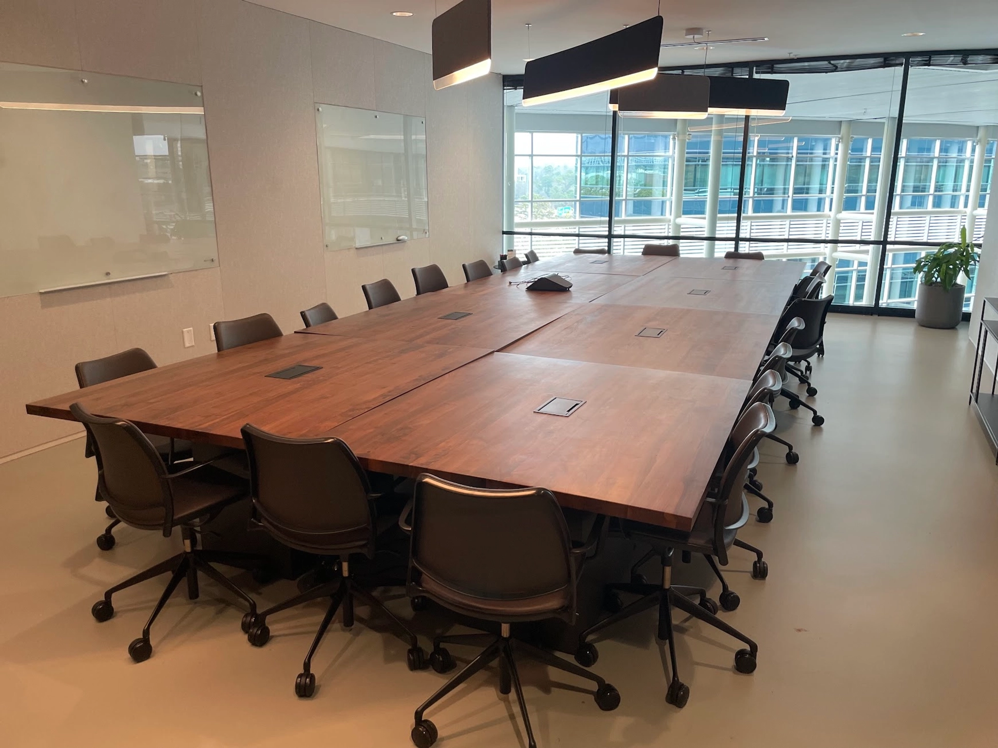 Une salle de conférence dans un bureau d'Atlanta avec une grande table et des chaises pour le coworking.