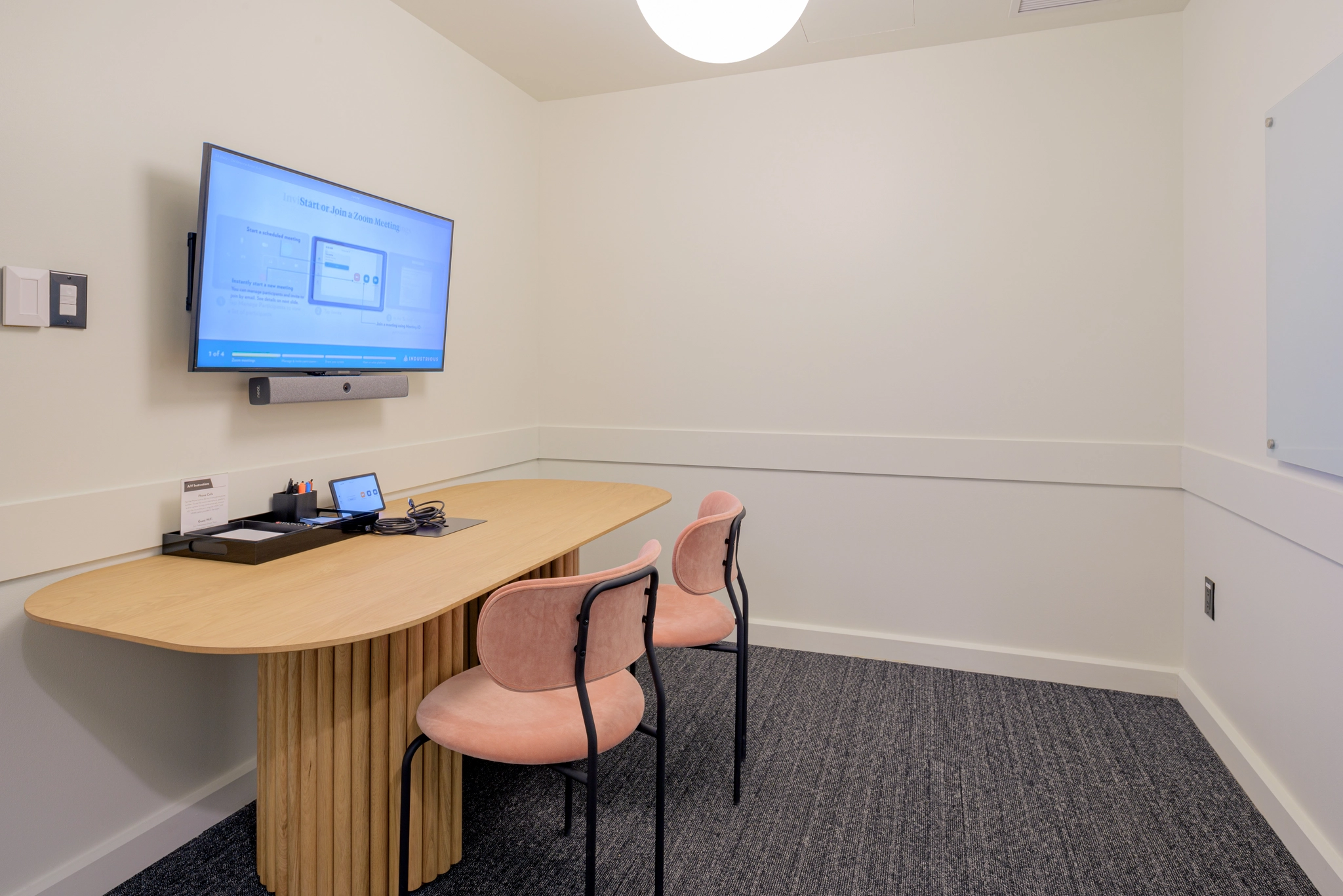 une grande salle de réunion lumineuse avec un grand écran