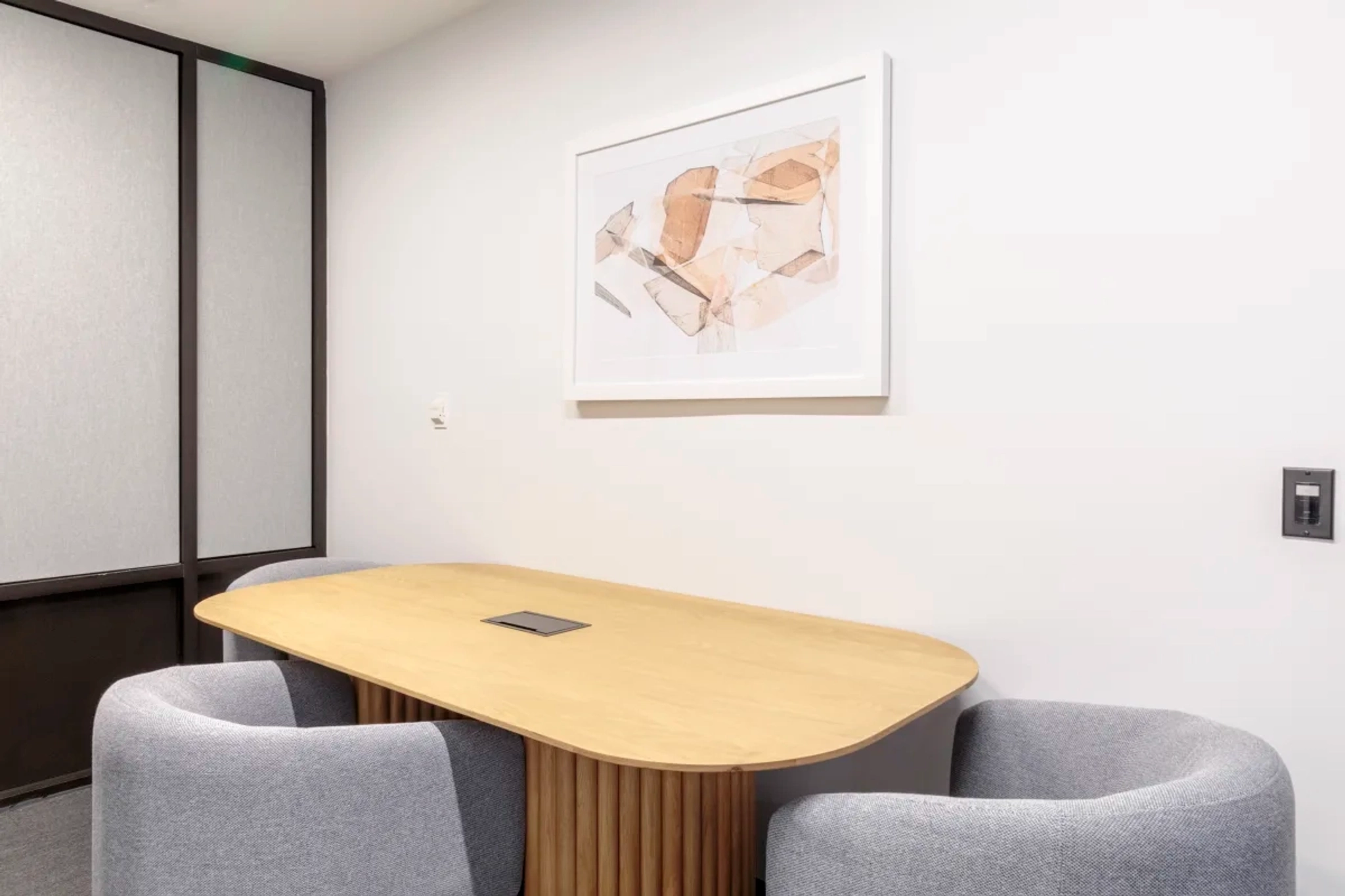 Un espace de travail à New York équipé d'une salle de conférence, dotée d'une table et de chaises pour les réunions.