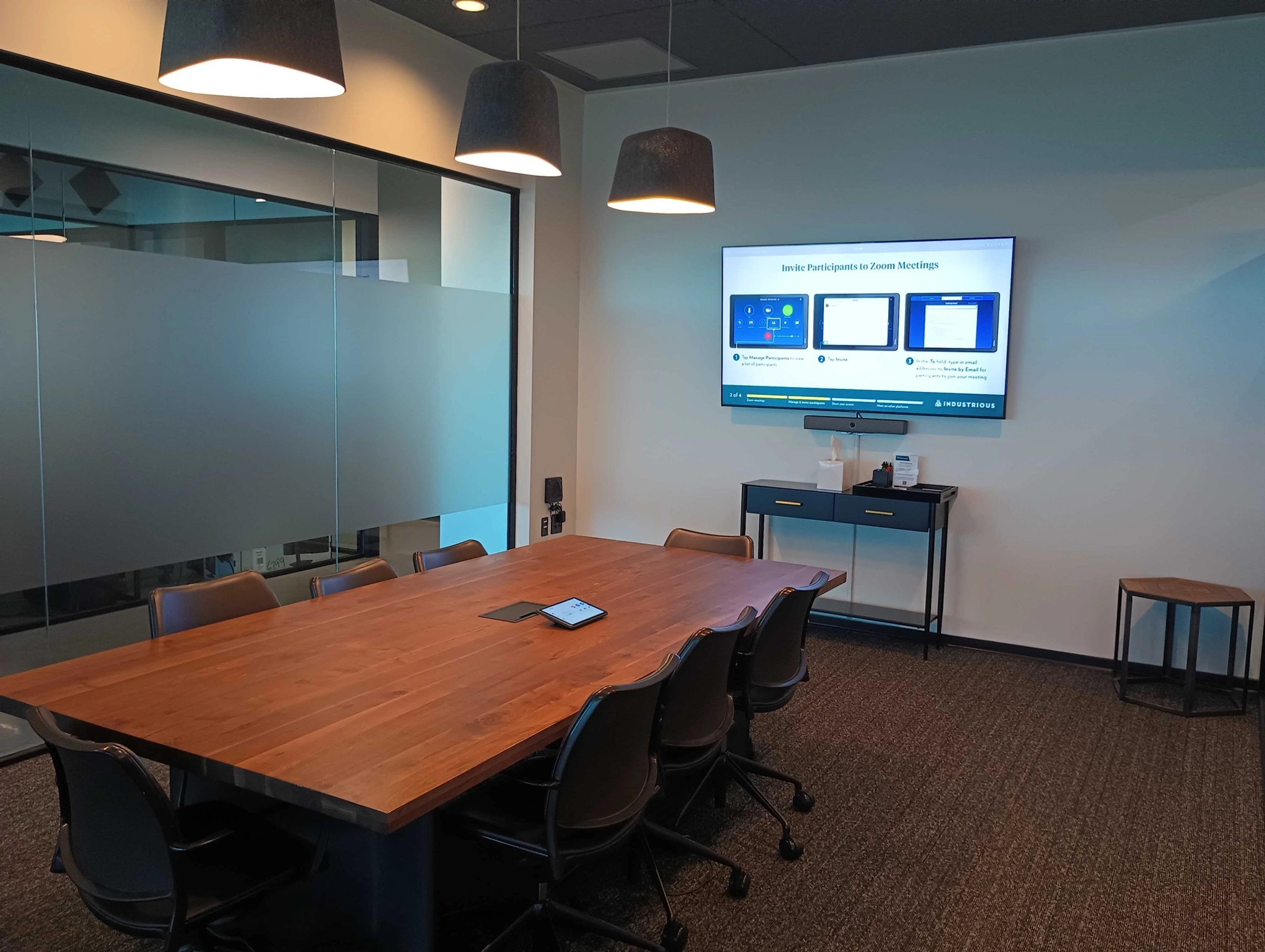 Un bureau salle de conférence avec une télévision au mur.