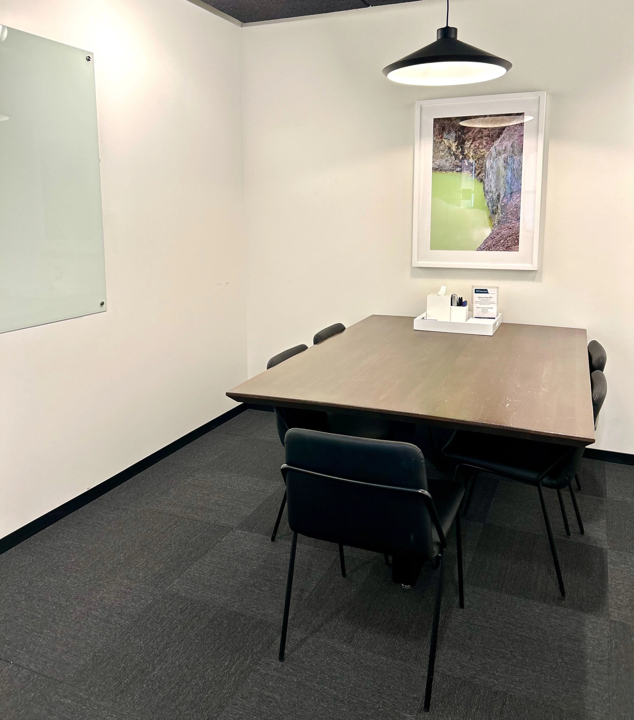 Un bureau Boston avec une salle de conférence équipée d'une table et de chaises.