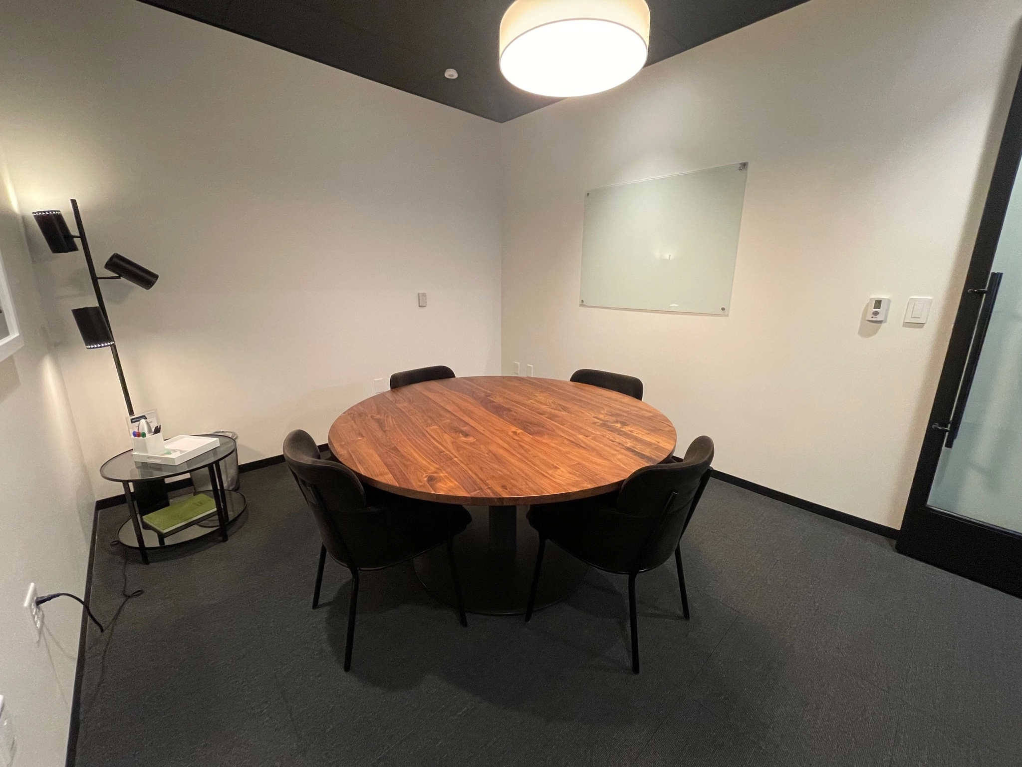 Une salle de conférence à Kansas City avec une table et des chaises.