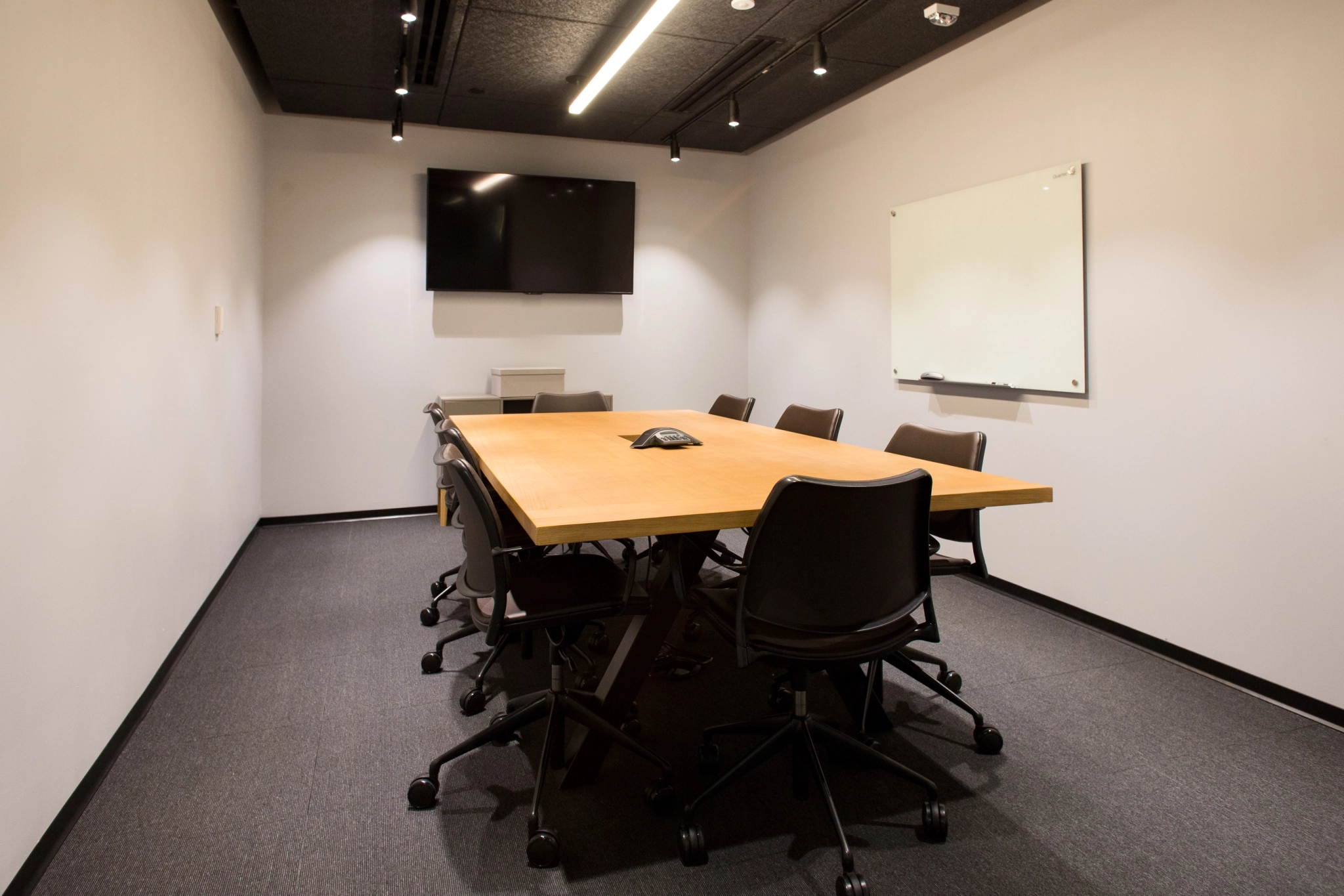 Un bureau salle de réunion avec une table et des chaises.