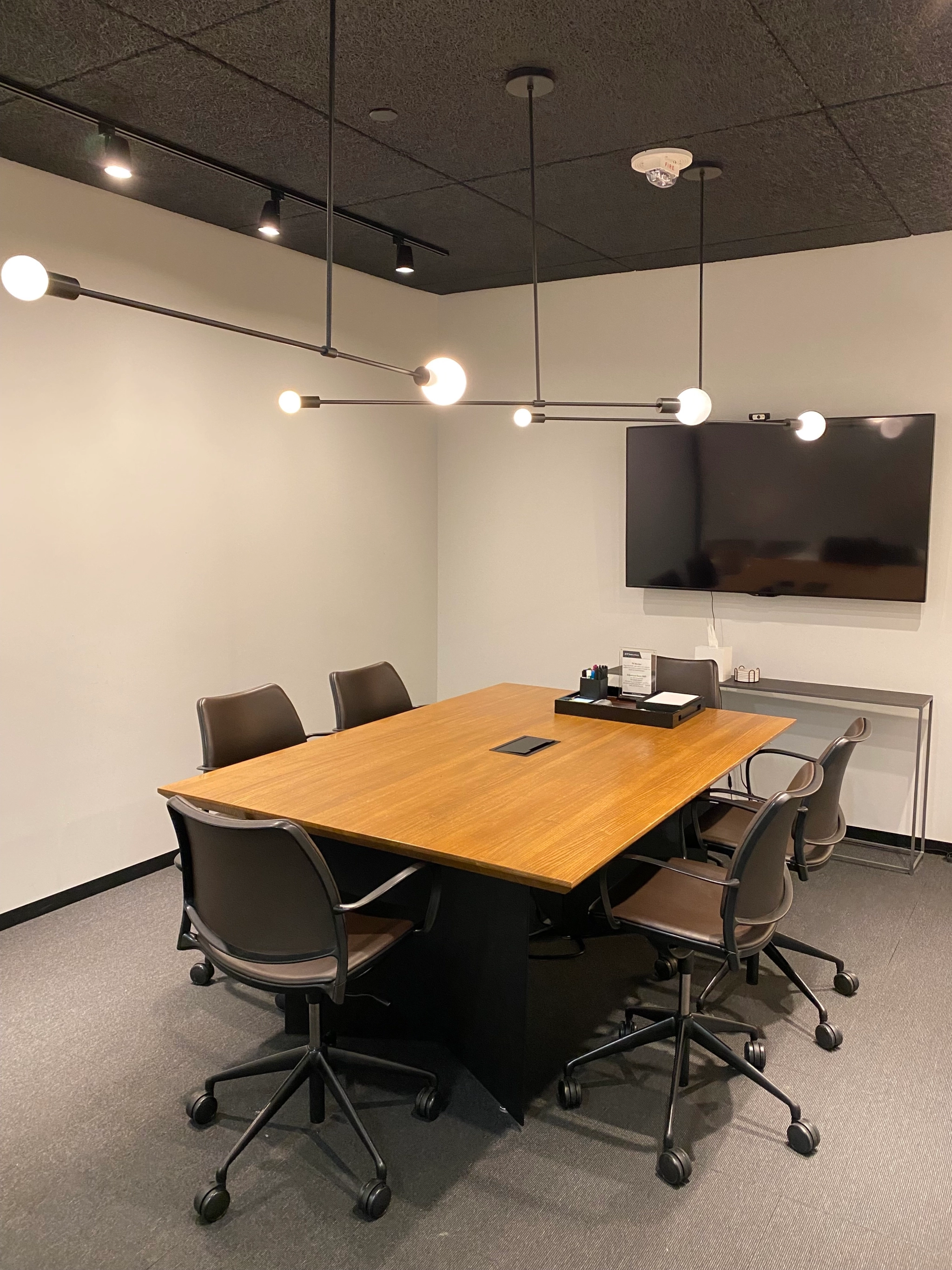 Une salle de conférence spacieuse au cœur de Boston, meublée d'une grande table et de chaises confortables.