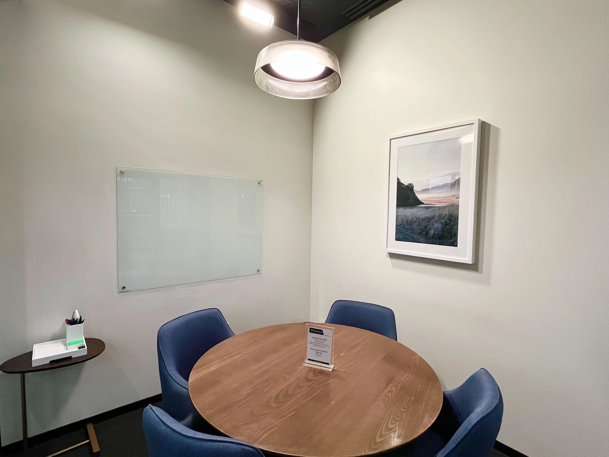 Une salle de conférence du bureau de Scottsdale avec une table et des chaises pour le coworking.