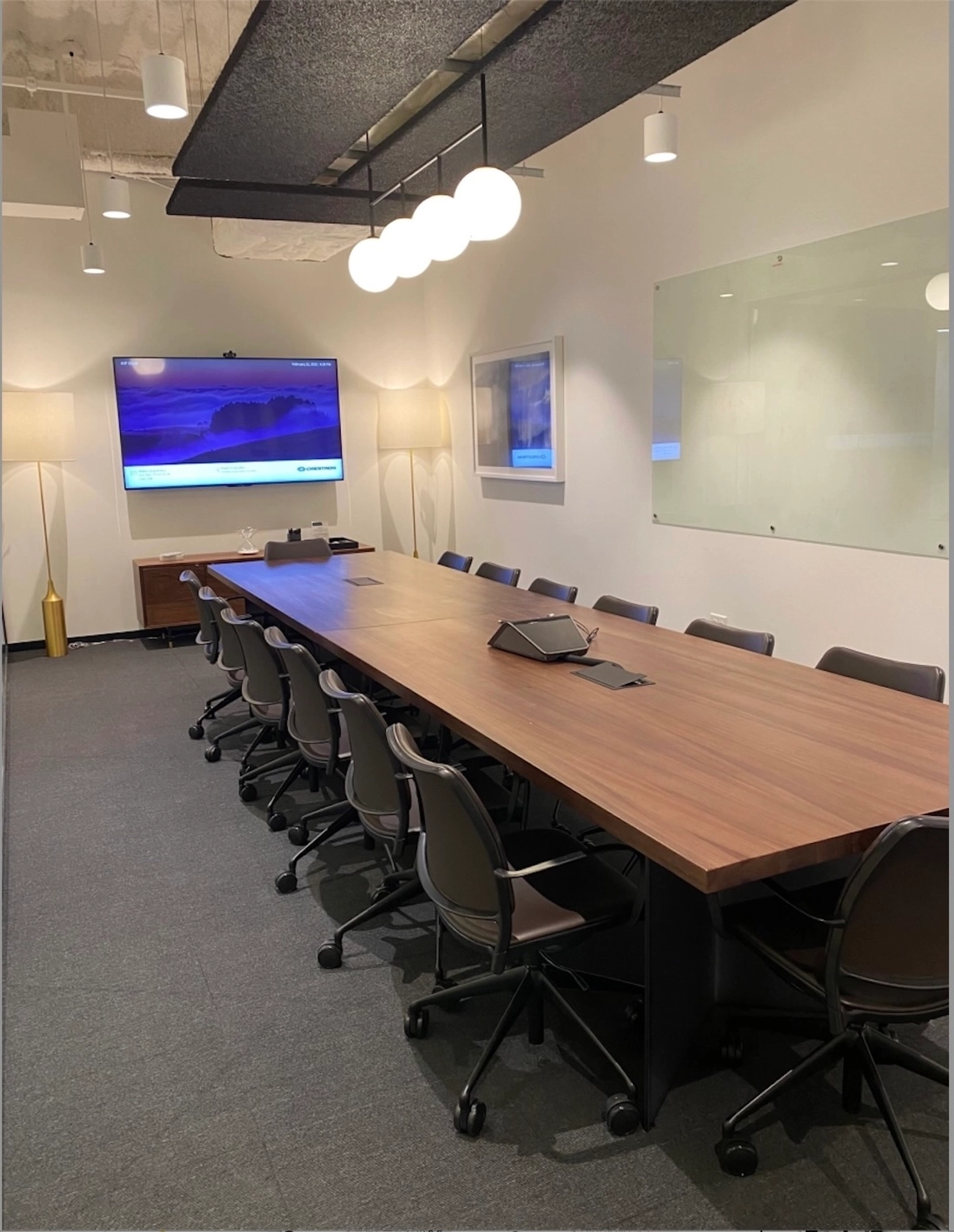 Une salle de réunion de coworking à Pittsburgh, dotée d'une grande table et de chaises.